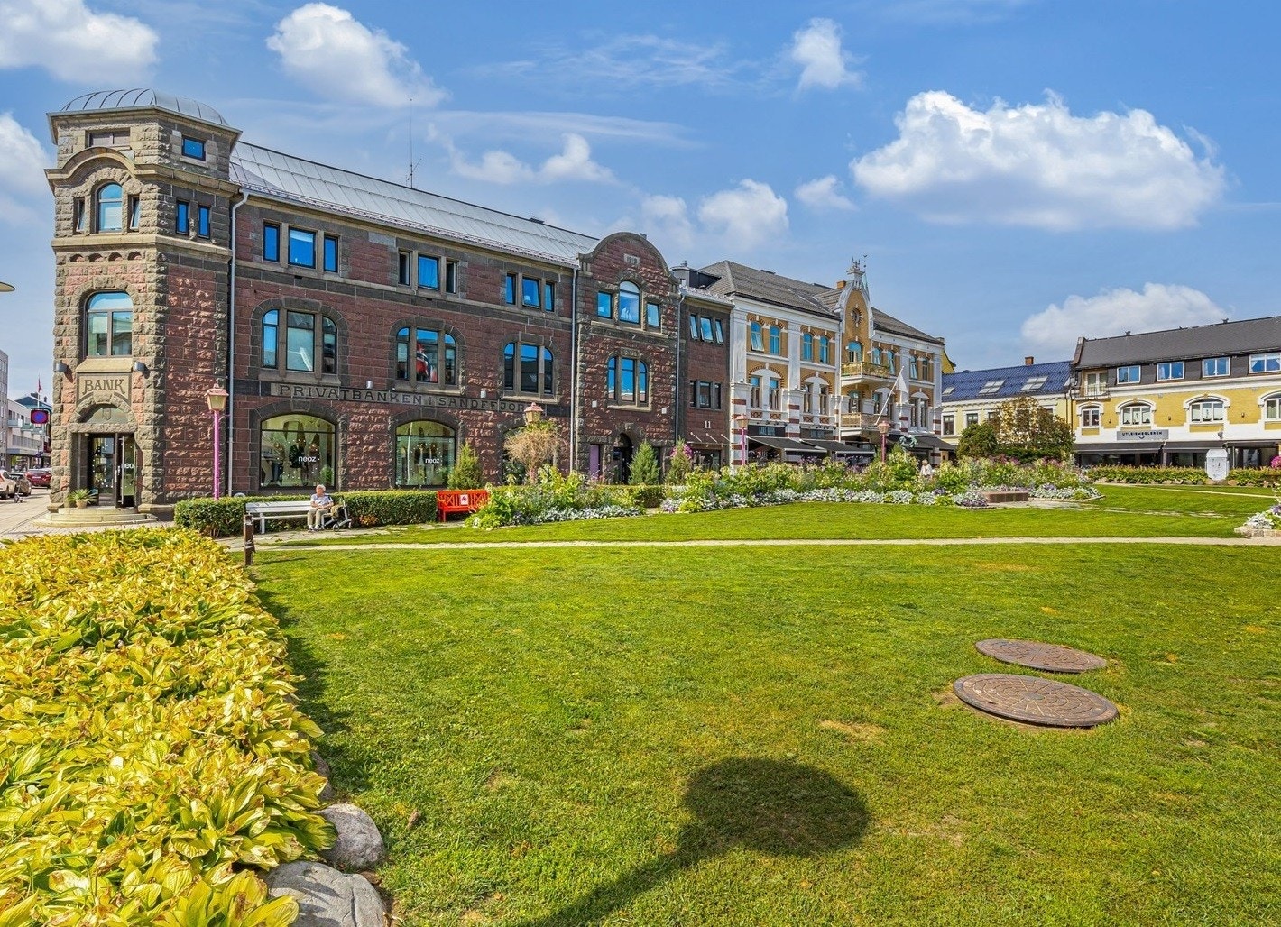 Boligen ligger meget sentralt, midt i Sandefjord sentrum med dagligvare, apotek, baker og kjøpesenter i umiddelbar nærhet. Galleribilde