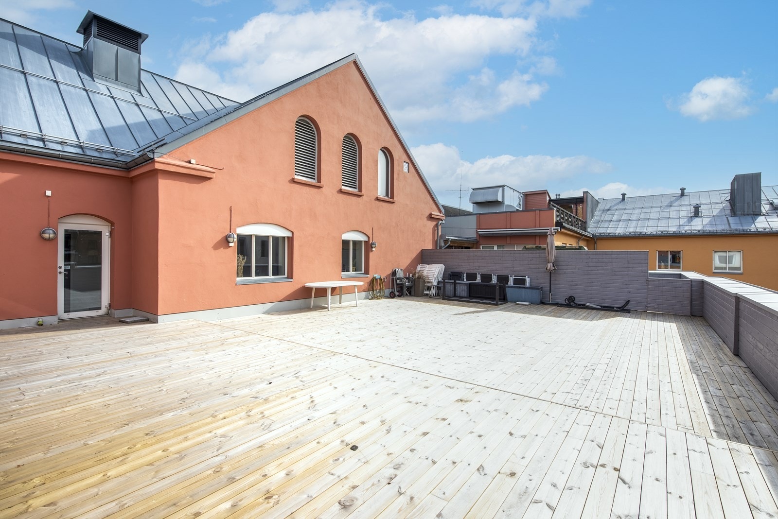 Stor felles terrasse med nytt dekke av terrassebord bygget i 2023. Naboene kan ha hver sin sittegruppe her. Galleribilde