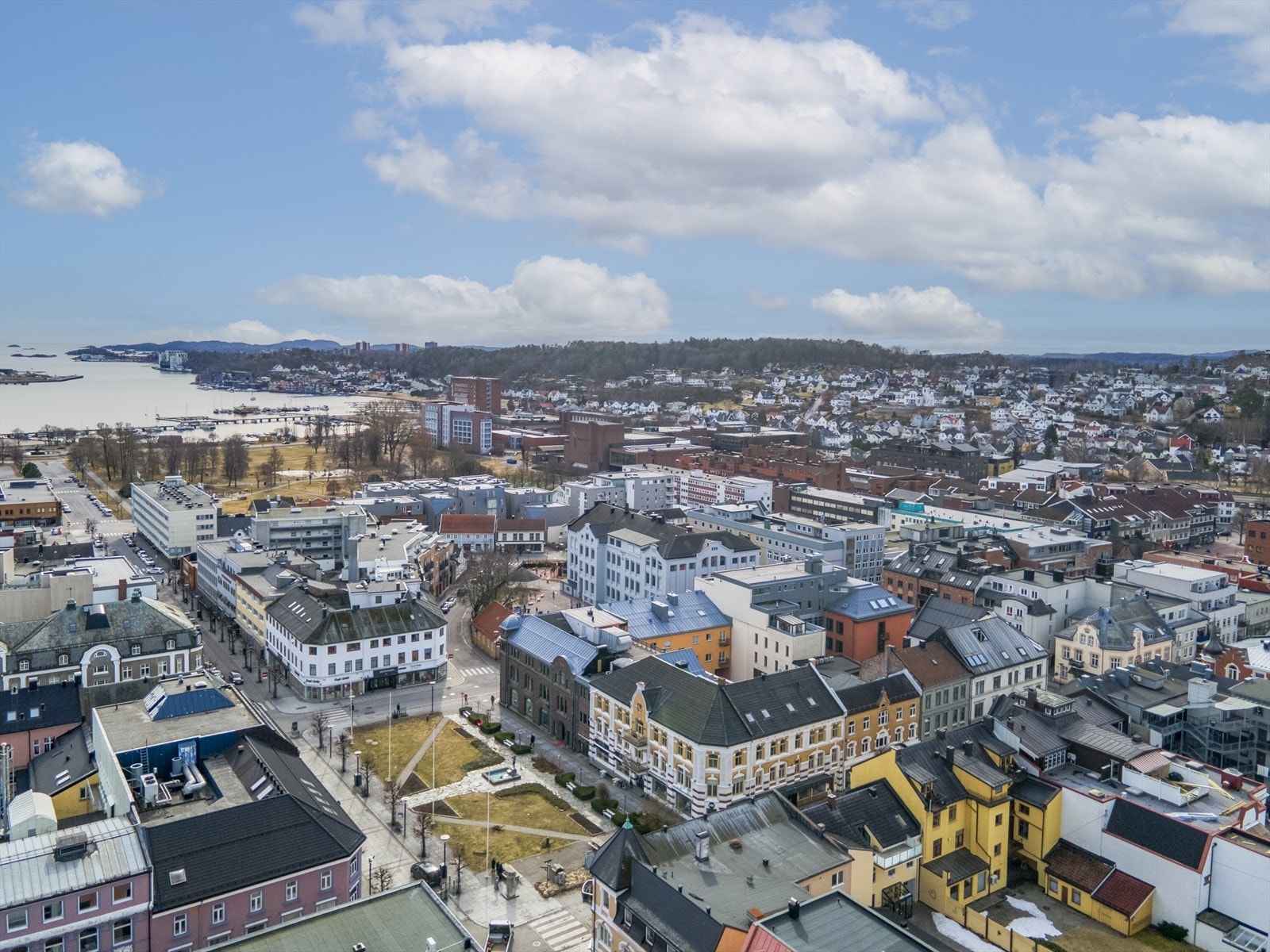 Flott beliggenhet i hjertet av selve bykjernen. Leiligheten ligger midt i øverste etasje inntil Byparken og har med dette kanskje byens mest sentrale beliggenhet. Nydelig utsikt fra leiligheten mot den vakre Byparken. Galleribilde