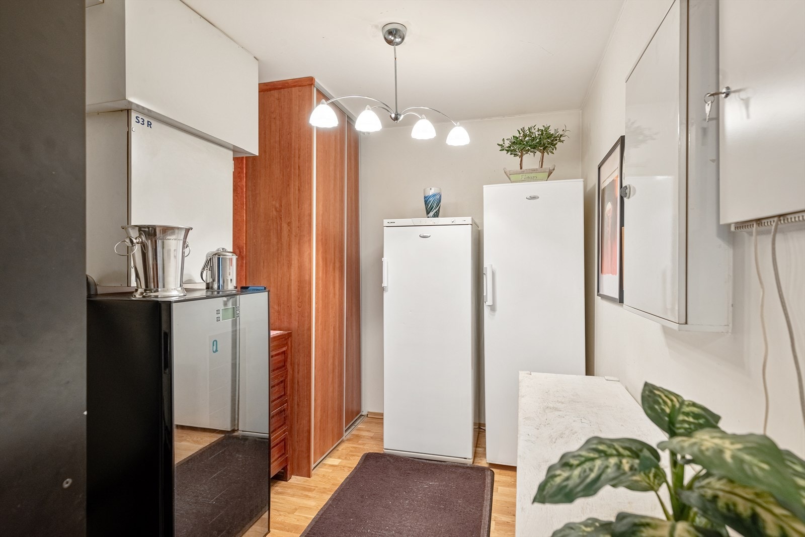 Stor og praktisk innvendig bod/teknisk rom for ekstra lagring. Innvendige vannledninger er av plast (rør i rør). Det er besiktiget i rørskap. Det er avløpsrør av plast. Boligen har balansert ventilasjon. Varmtvannstanken er på ca 200 liter. Galleribilde