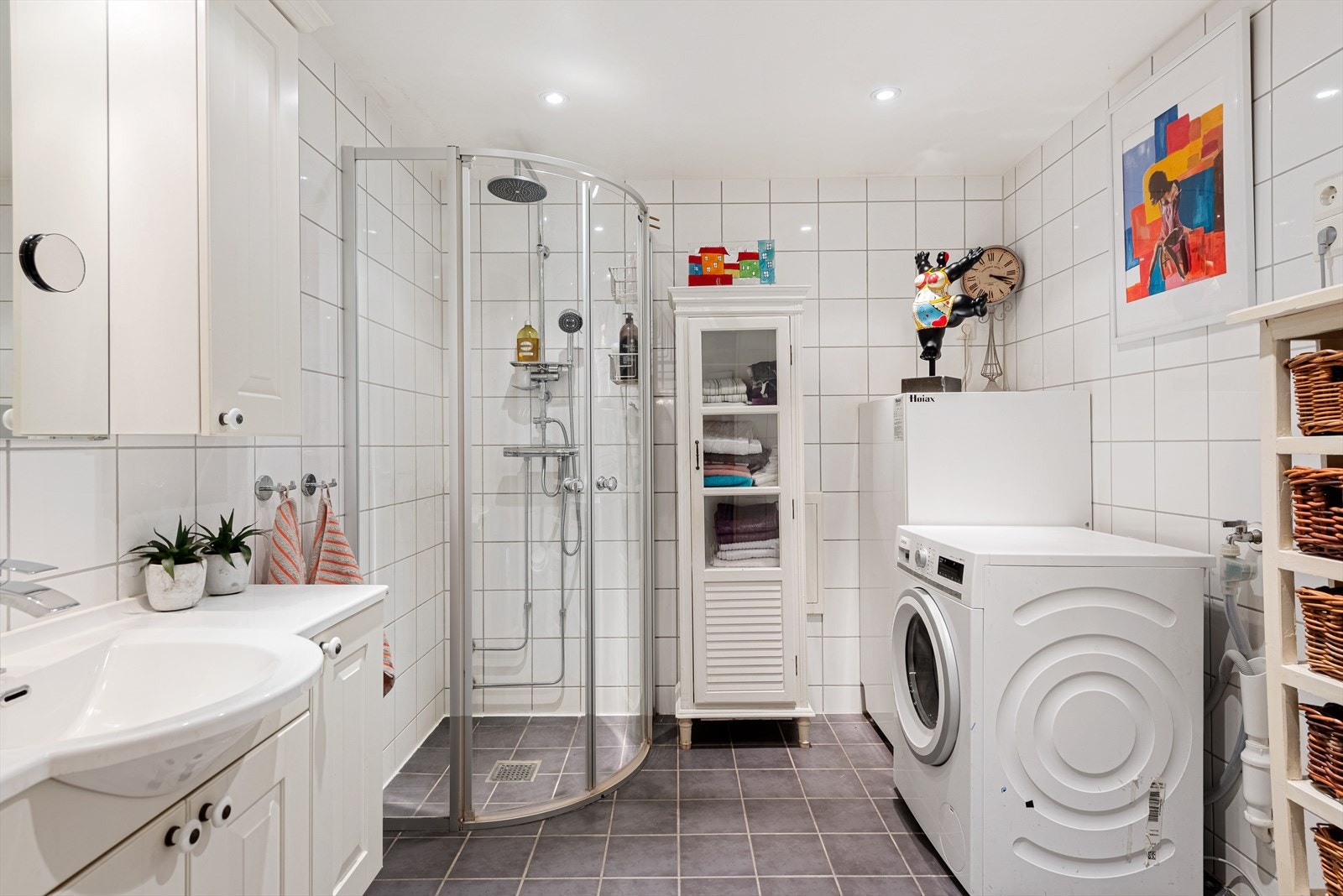 Bad fra 2007. Rommet har innredning med nedfelt servant, veggmontert toalett, dusjvegger/hjørne og opplegg for vaskemaskin. varmtvannsbereder. Det er balansert ventilasjon. Hulltaking er foretatt uten å påvise unormale forhold. Galleribilde