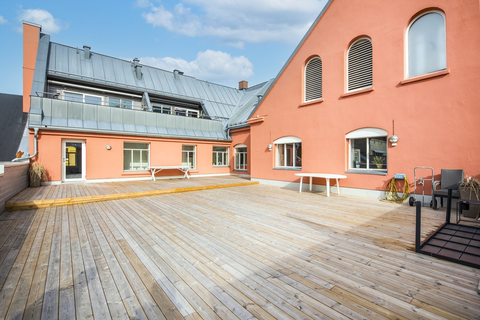 Felles takterrasse med sittegrupper og grill for sosiale sammenkomster. Galleribilde
