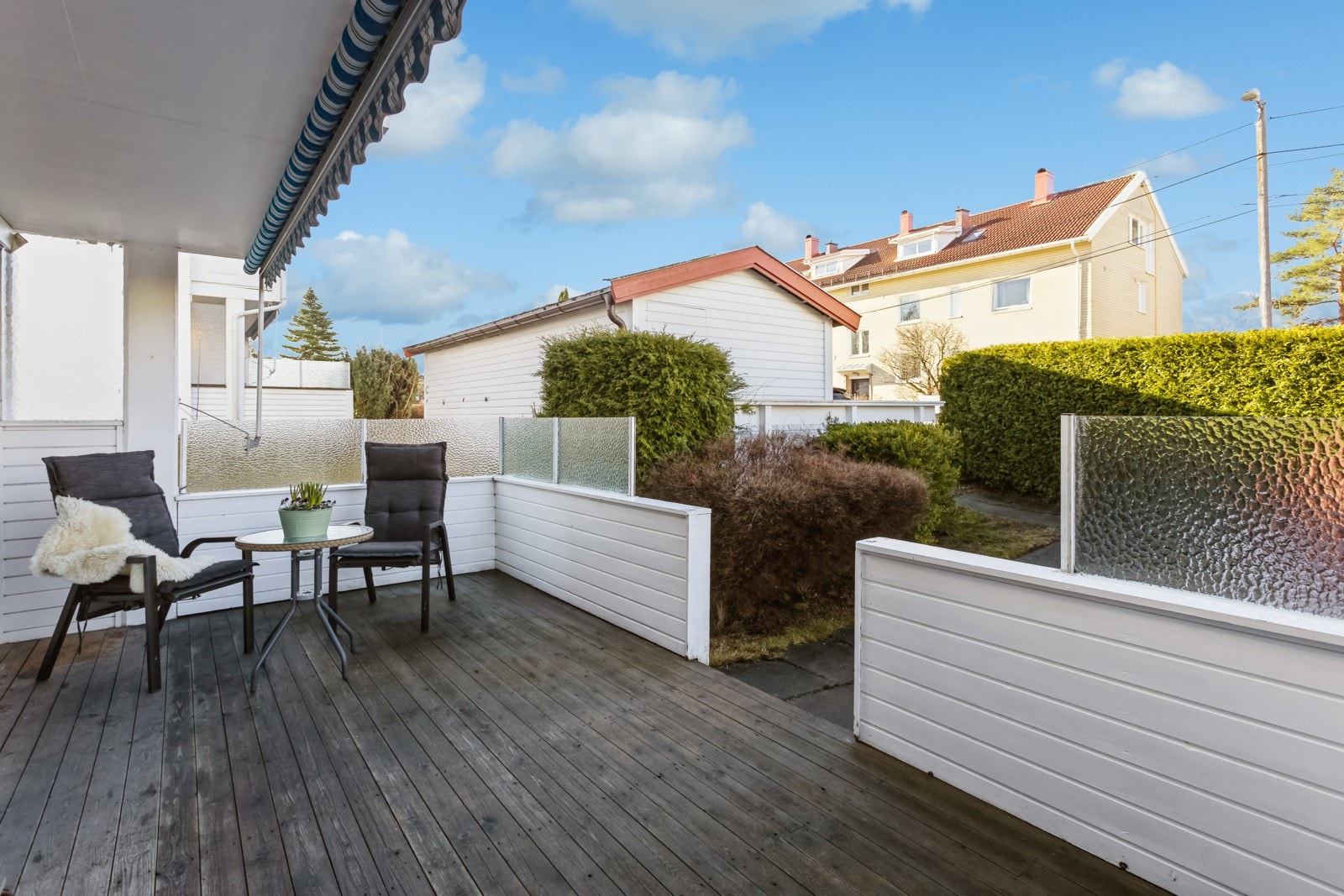 Lun, skjermet og vestvendt terrasse på 16 m² med gode solforhold. Galleribilde