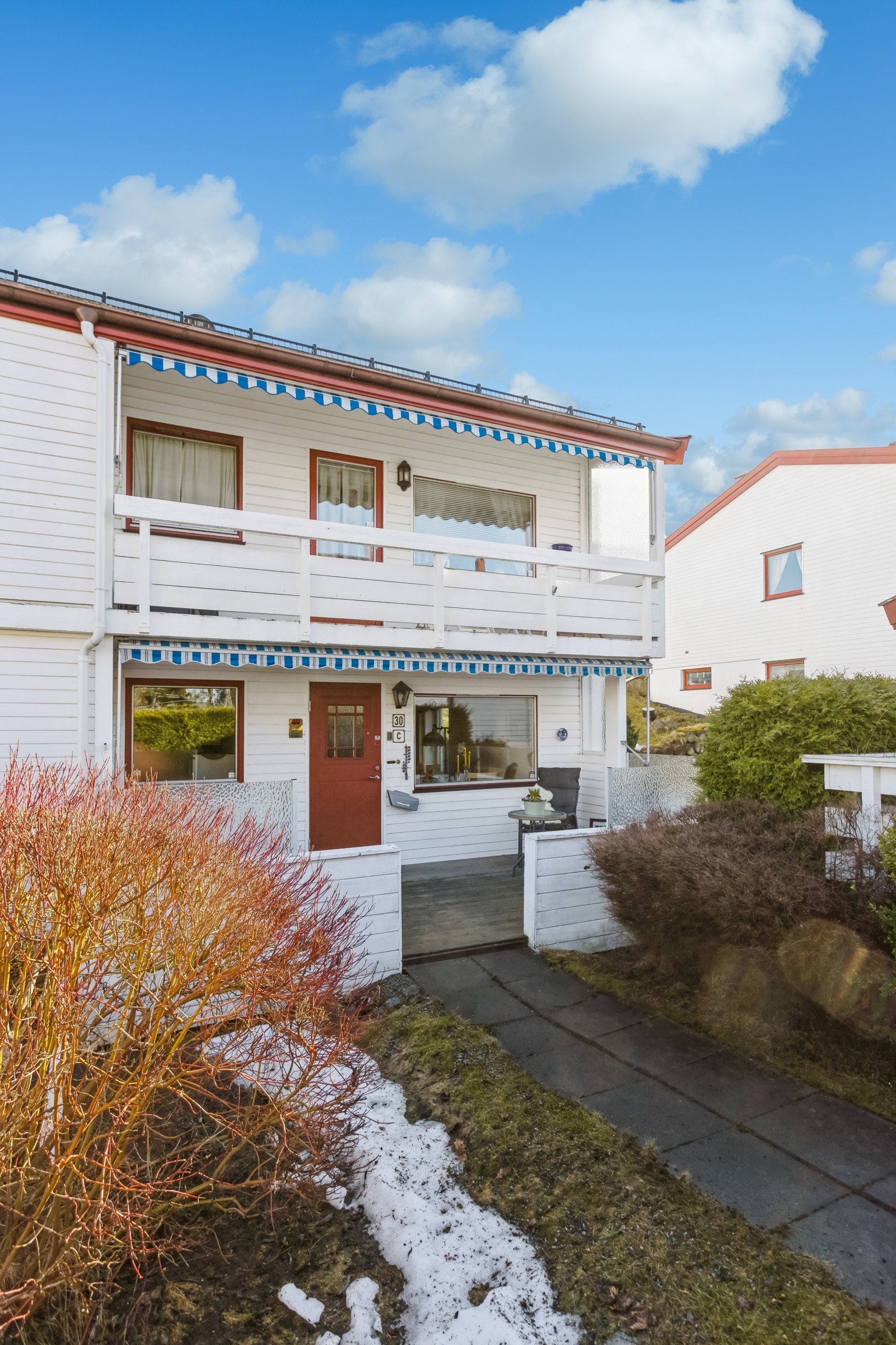 Fasade og hageflekk ved inngangspartiet. Galleribilde