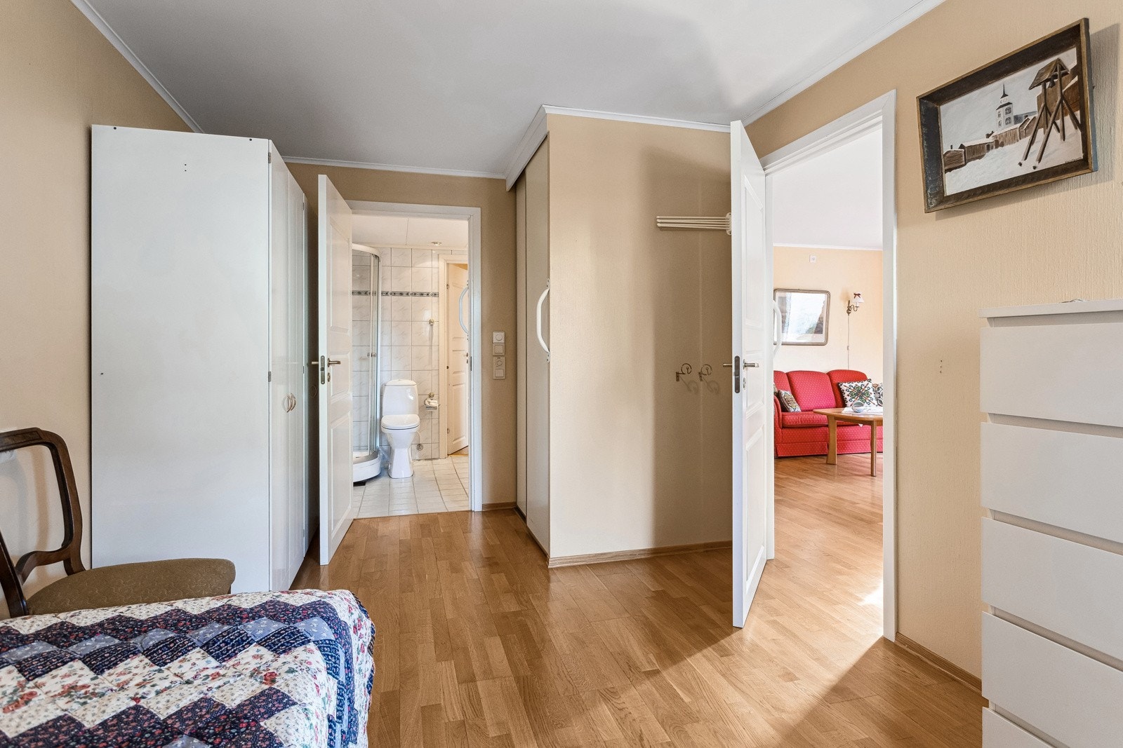 Soverom med garderobeskap og skyvedørsgarderobe. Galleribilde