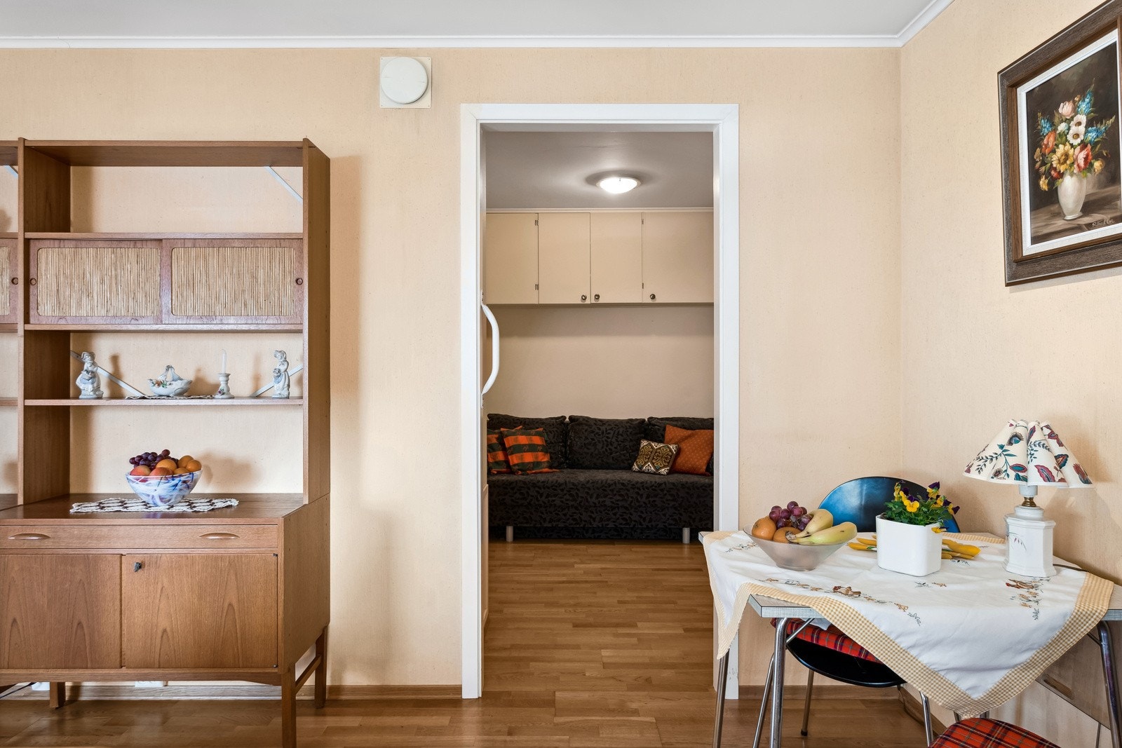 Adkomst fra kjøkken til omkledningsrom/kontor Galleribilde