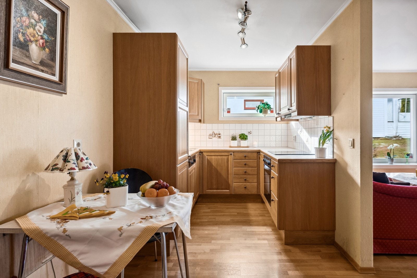 Meget velholdt kjøkken med integrerte hvitevarer. Galleribilde