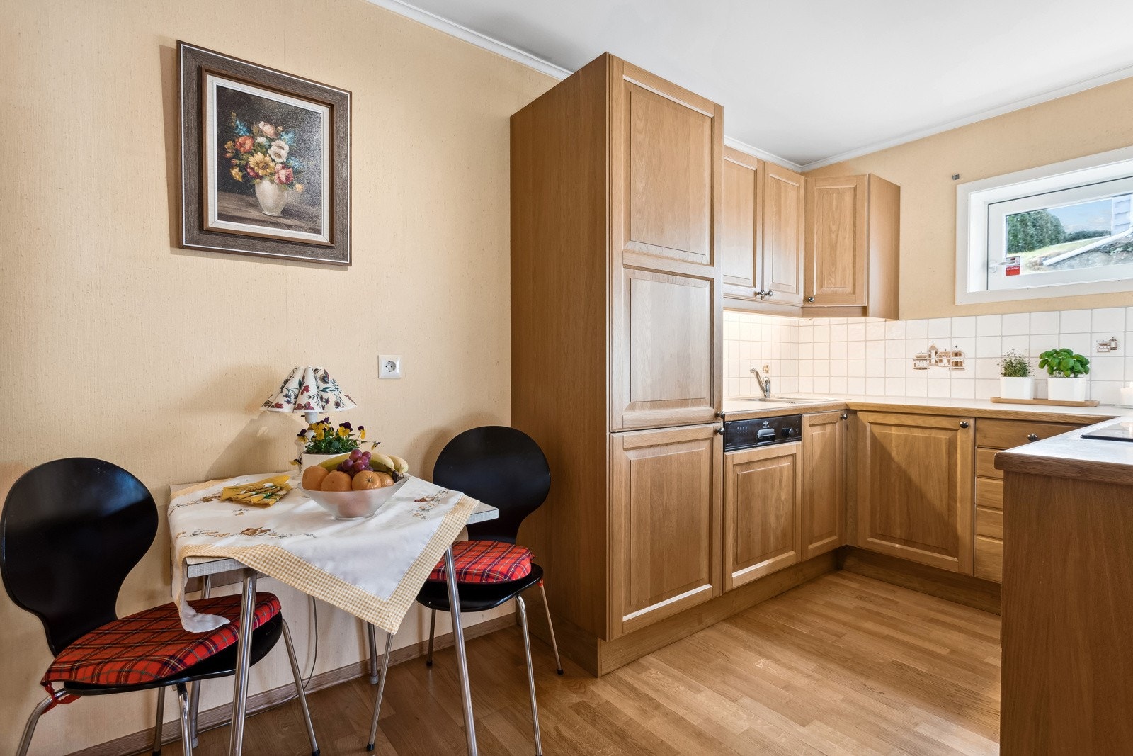 Kjøkken med spiseplass. Galleribilde