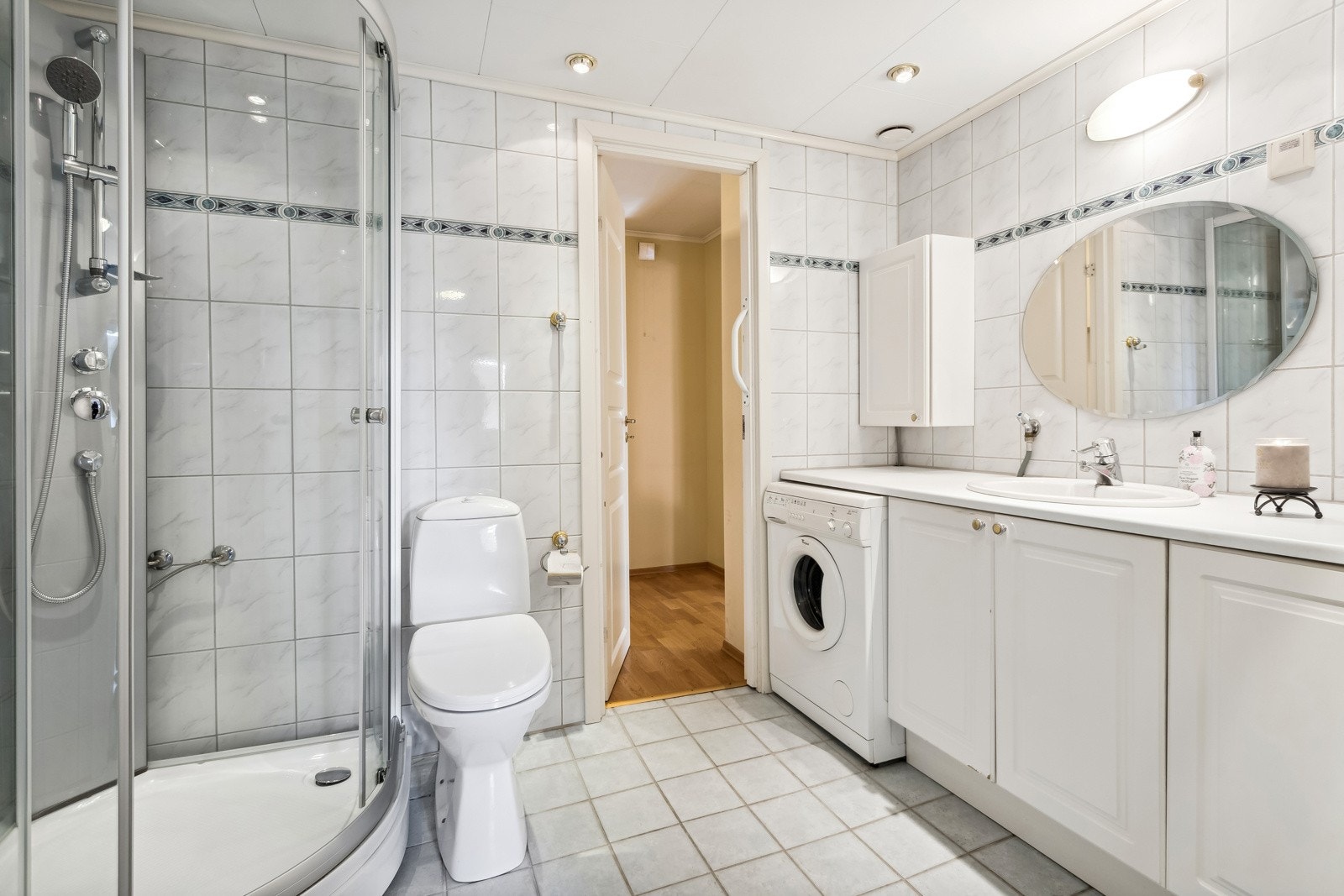 Flislagt baderom med elektrisk gulvvarme og innfelte downlights i himling. Opplegg til vaskemaskin. Galleribilde