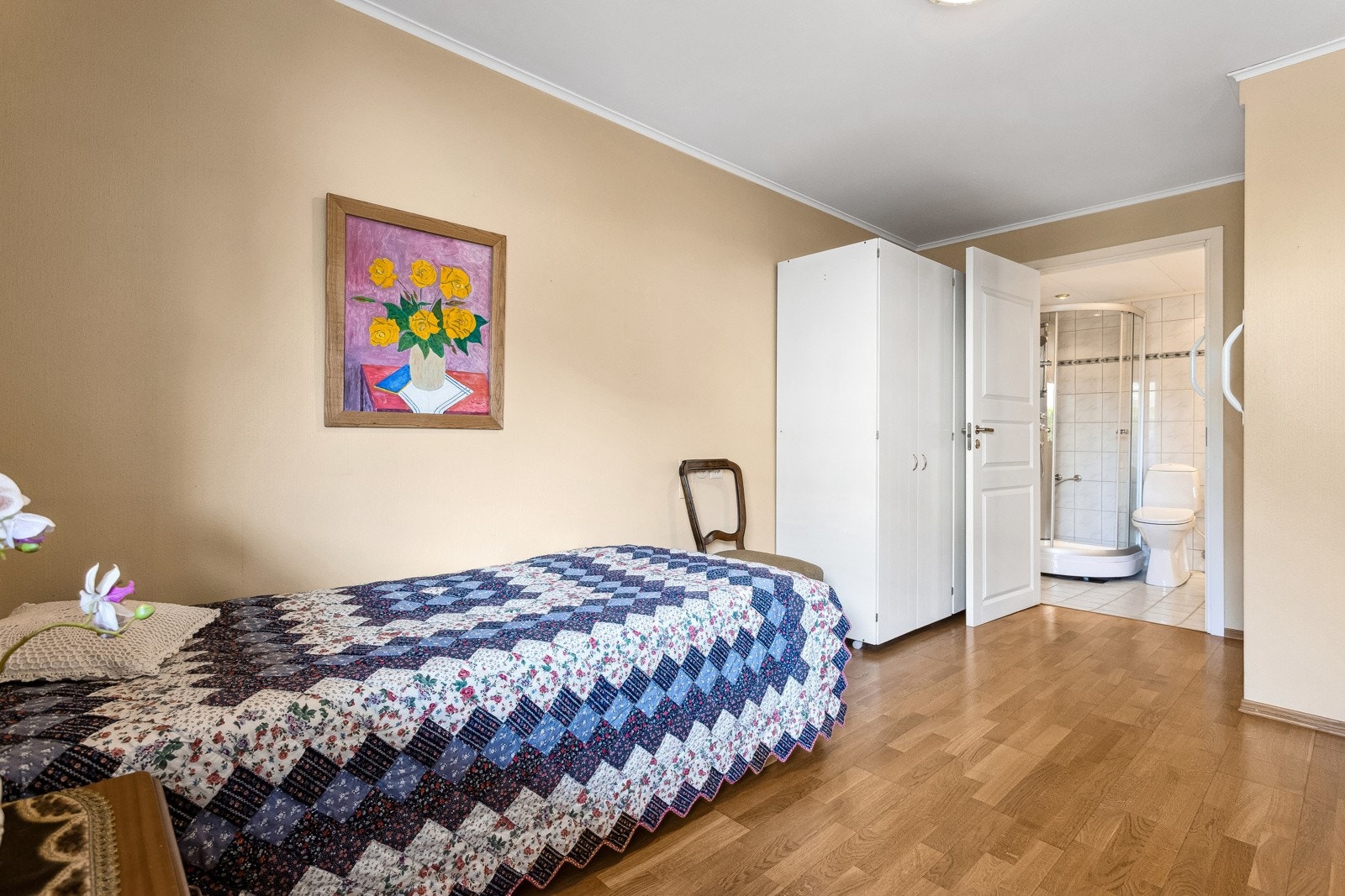 Soverom med god plass for dobbeltseng. Galleribilde