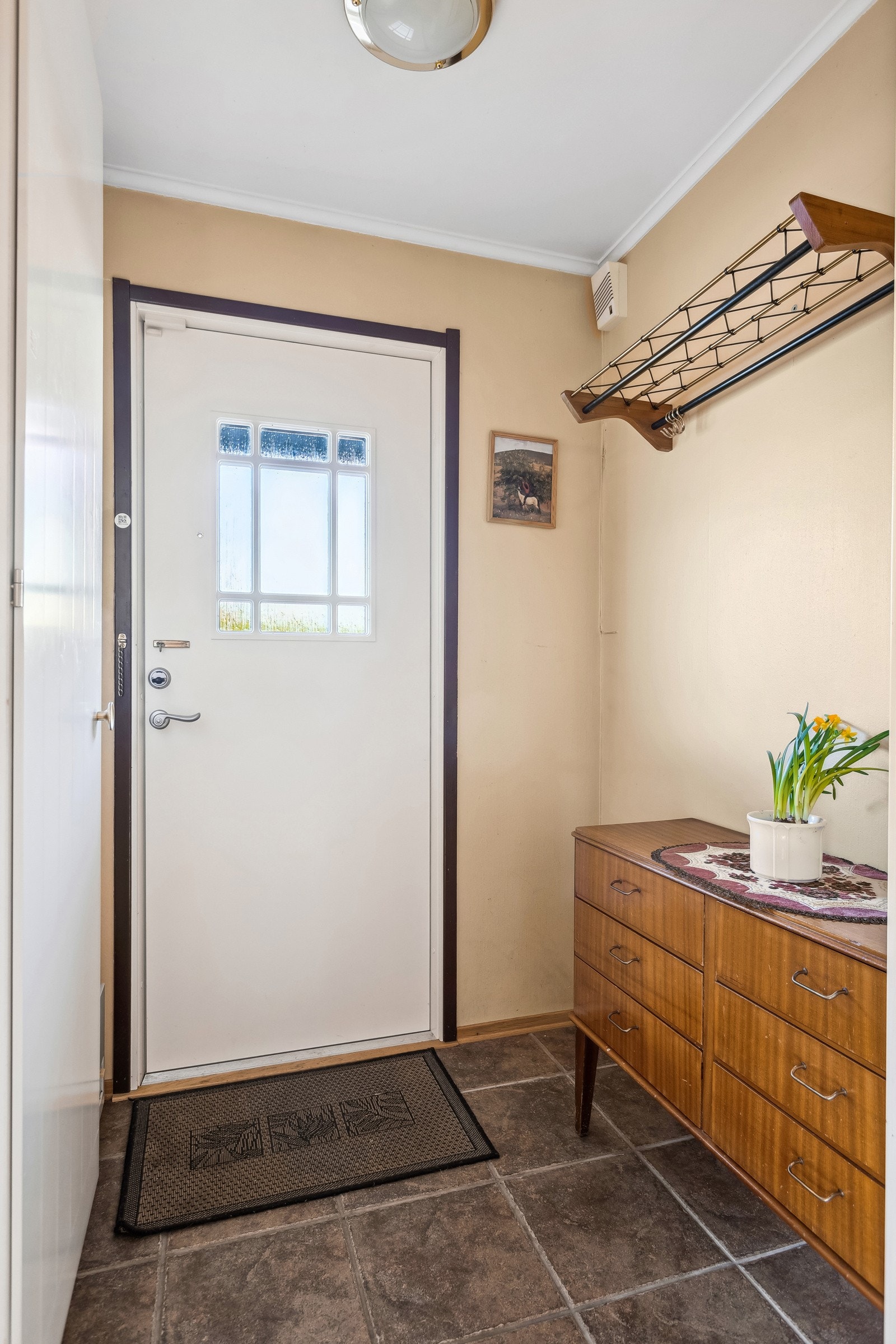 Vindfang med god plass for yttertøy og sko. Galleribilde