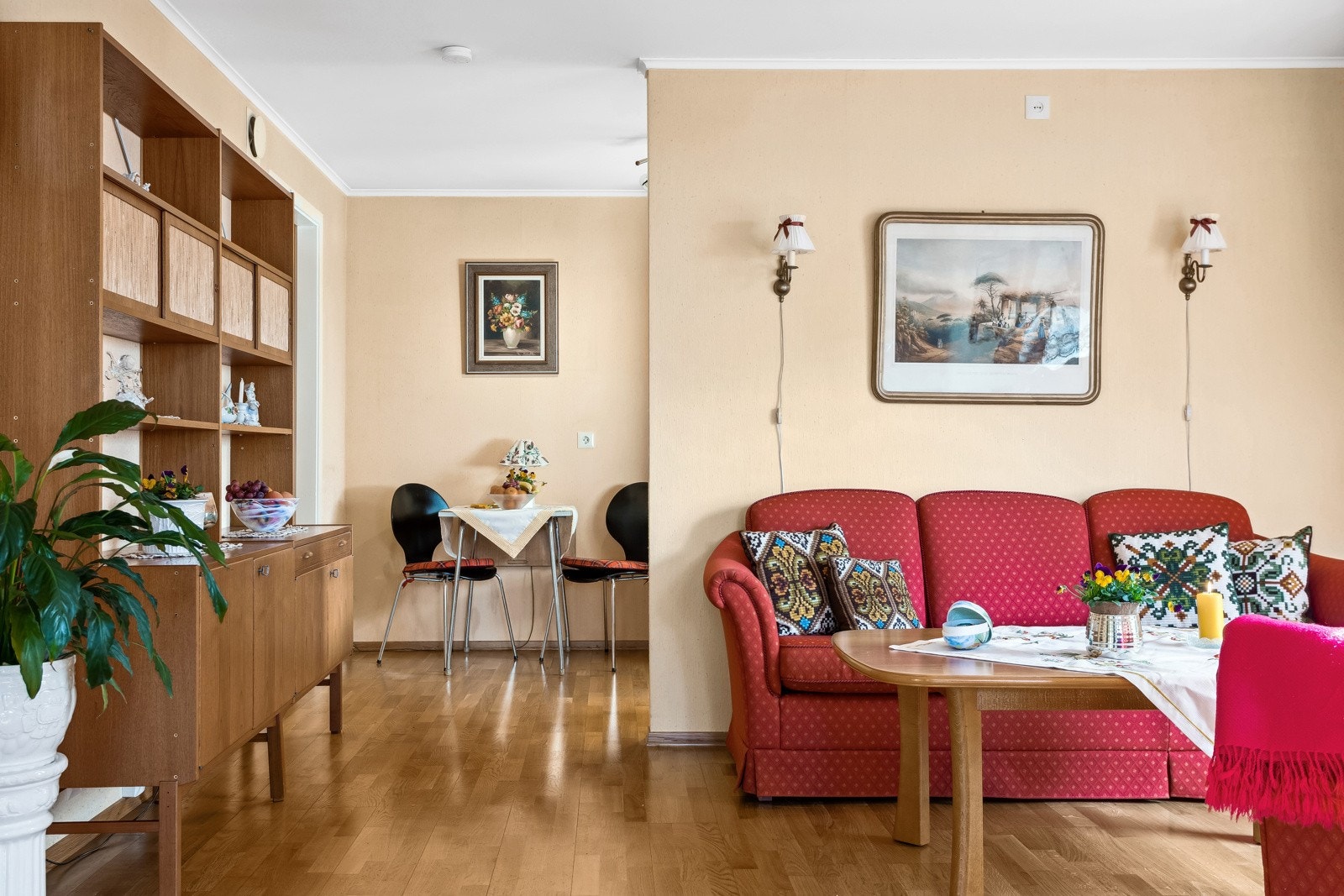 Stue og spiseplass på kjøkken. Galleribilde