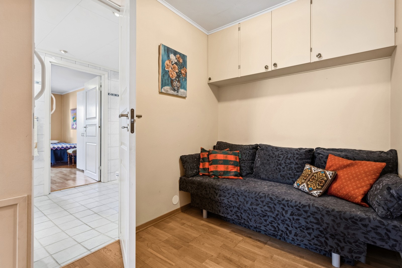 Adkomst fra omkledningsrom/kontor til baderom. Galleribilde