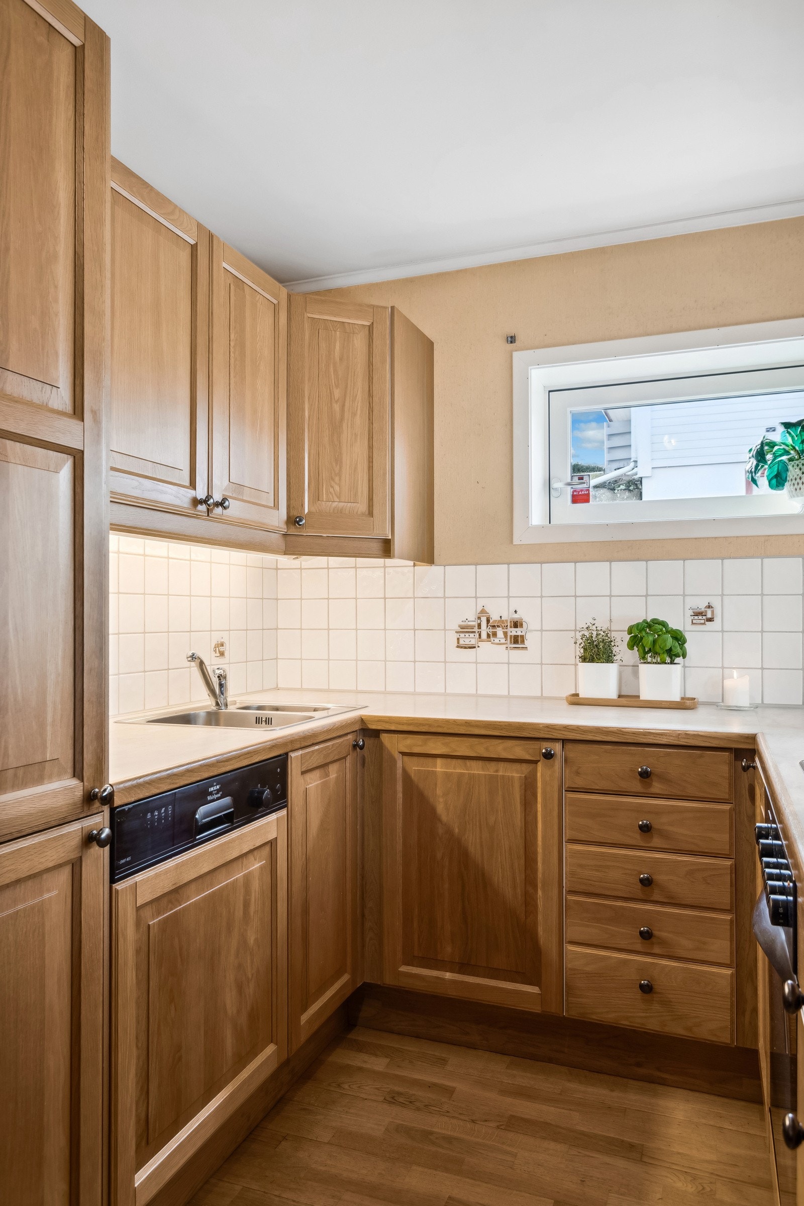 Lyst og trivelig kjøkken med profilert fronter i eik. Galleribilde