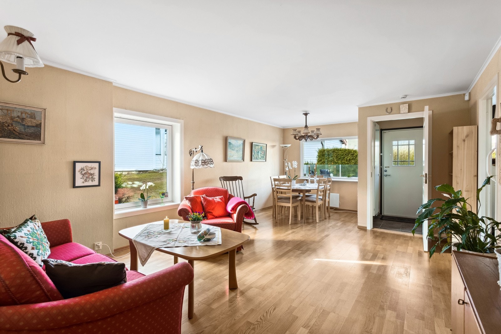 Lys og romslig stue med lysinnfall fra 2 sider. Galleribilde