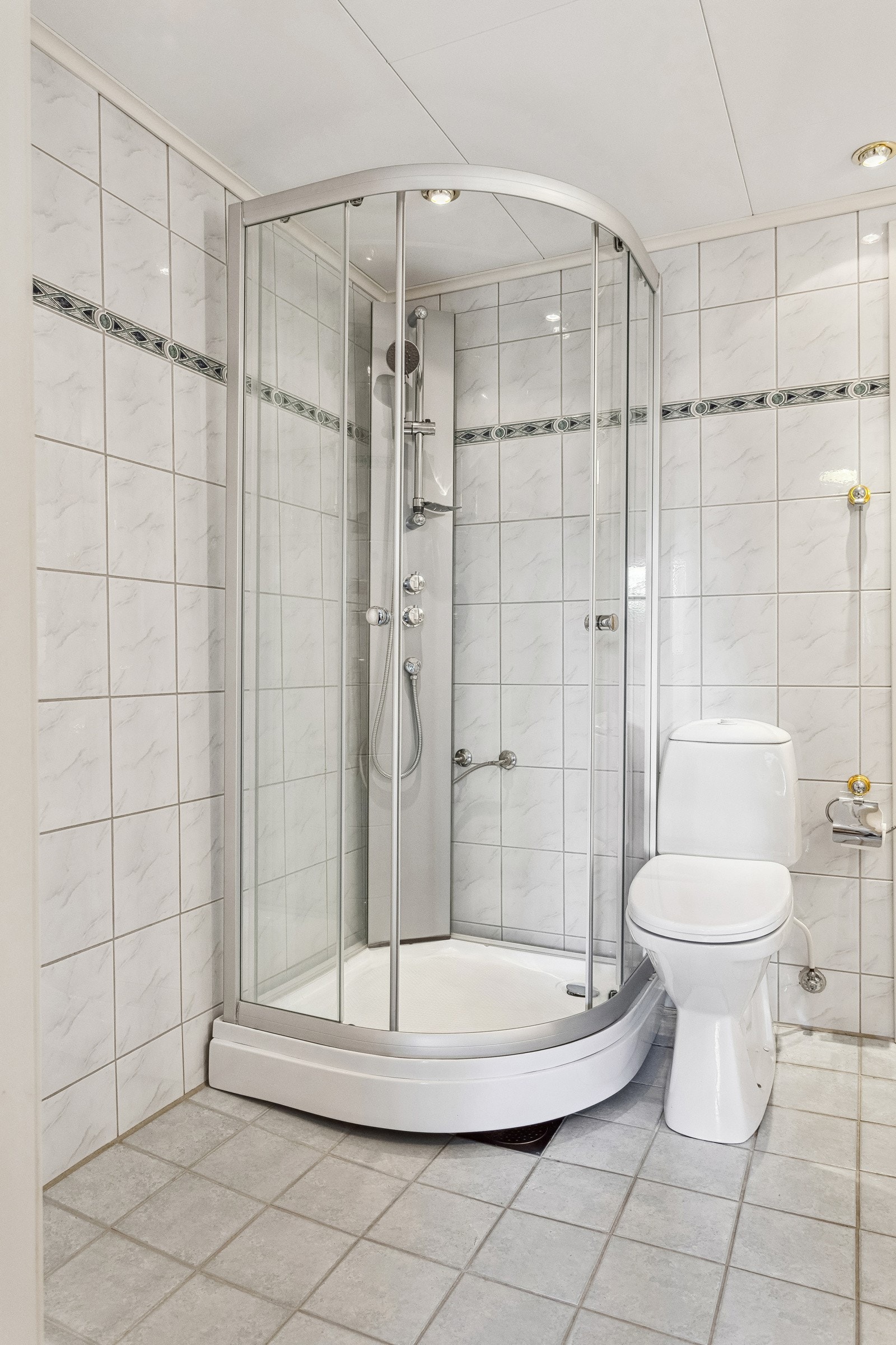 Baderom med dusjkabinett. Galleribilde