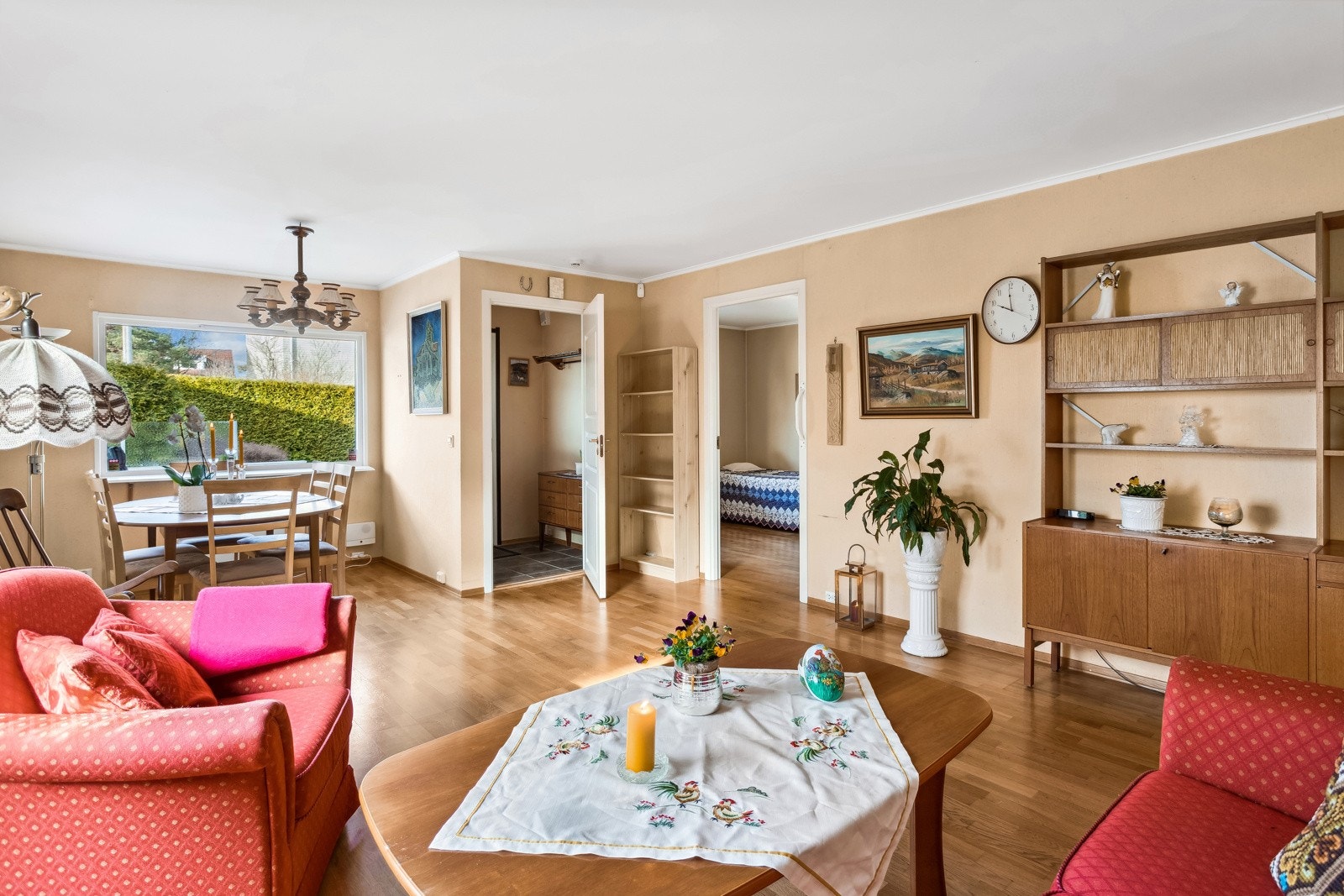 Stue med god plass for sofagruppe og spisebord. Galleribilde