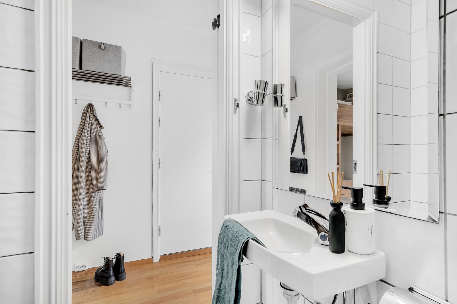 Badet er innredet med servant, speil, skap, gulvmontert WC og dusjhjørne. Galleribilde