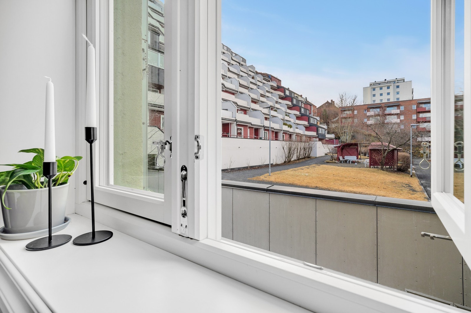 Leiligheten har en tilbaketrukken beliggenhet og vender ut mot stille og rolig bakgård. Galleribilde