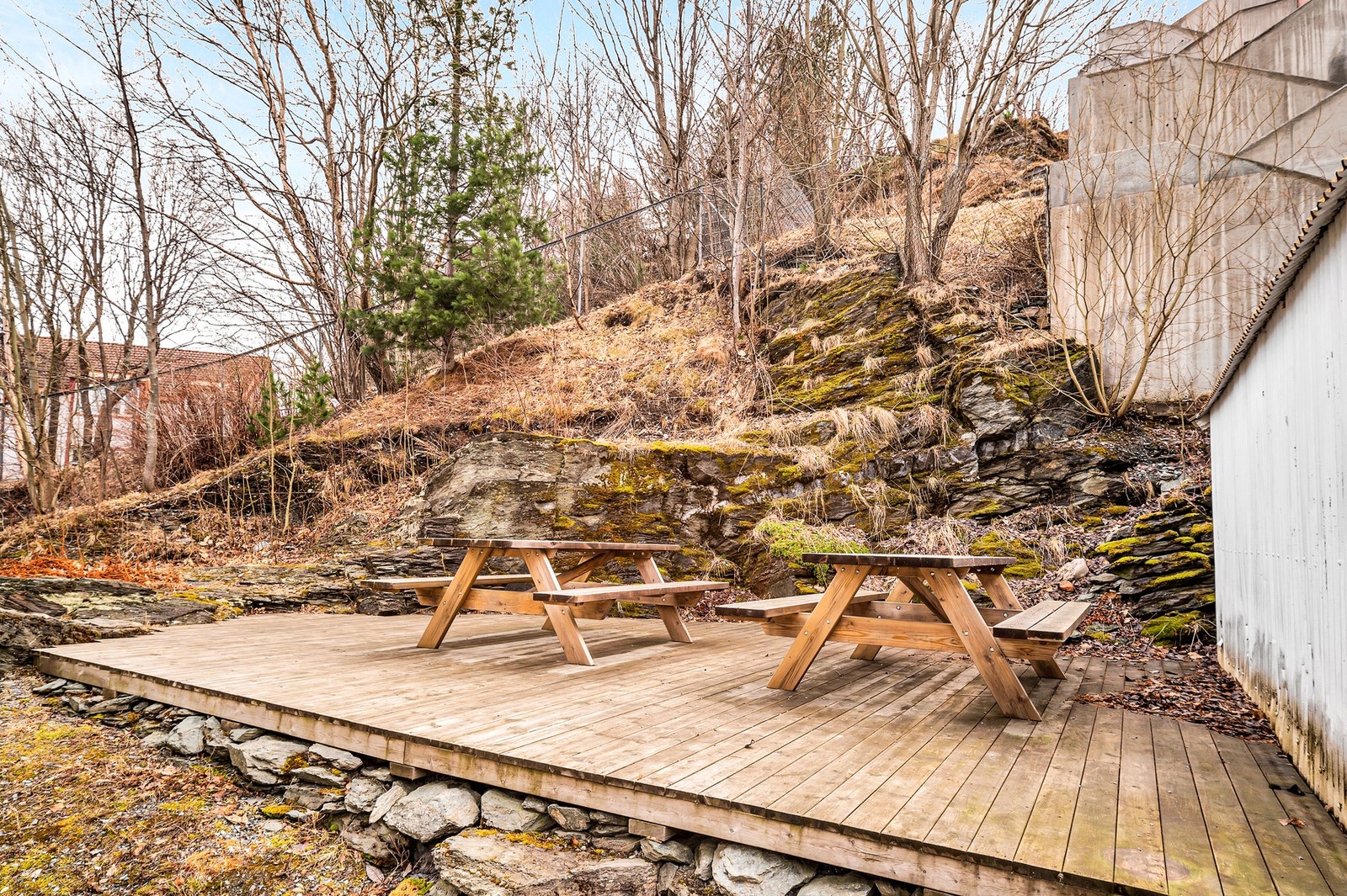 Bakgård med flere benker og sitteplasser. Galleribilde