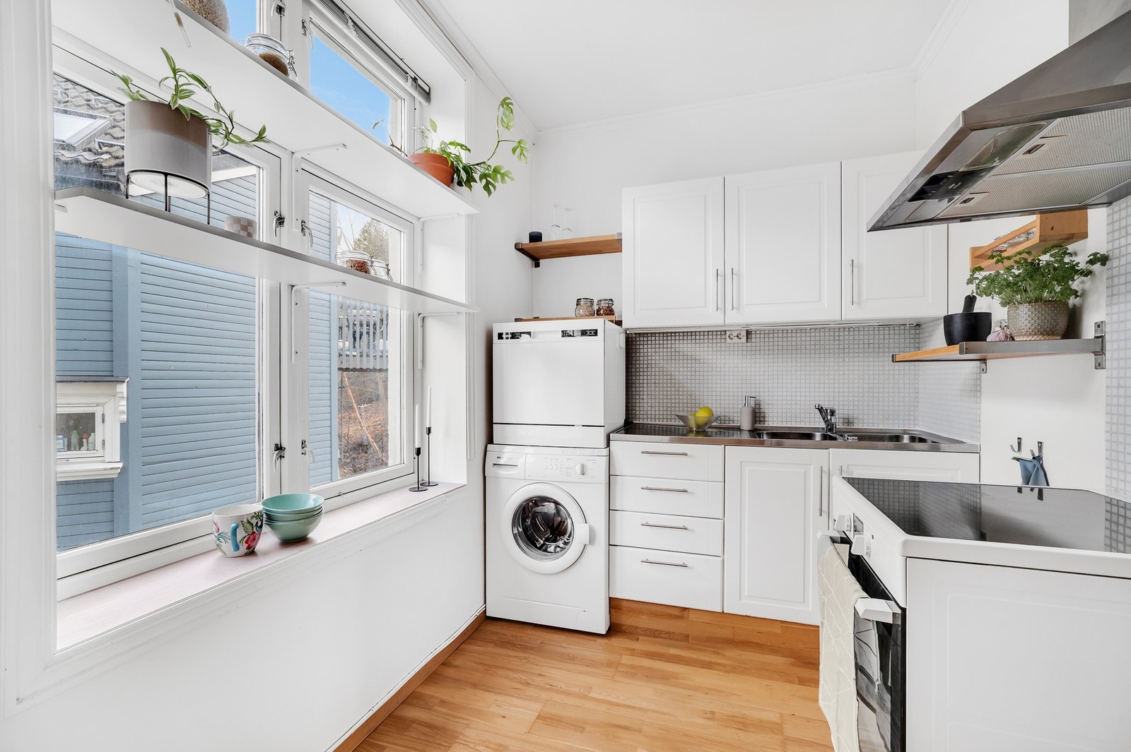Romslig kjøkken på 9m². Det er opplegg til både oppvaskmaskin og vaskemaskin på kjøkkenet. Galleribilde