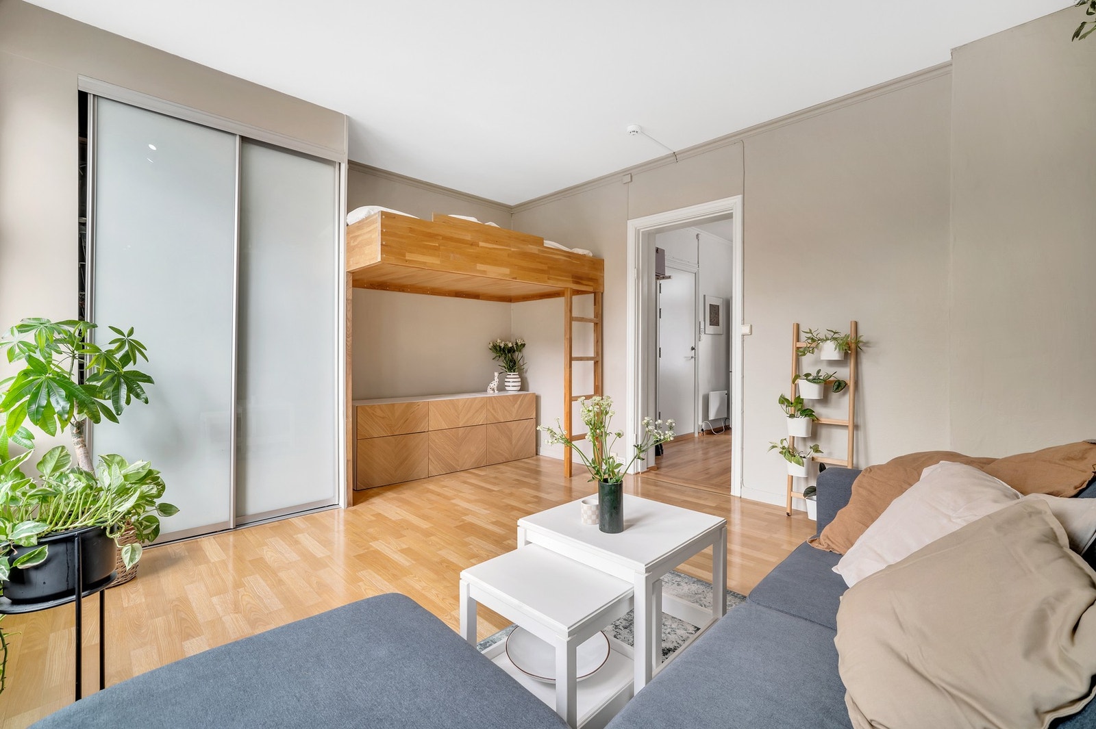 Stuen er på 16,1m² og innredet med fastmontert seng og skyvedørsgarderobe. Galleribilde
