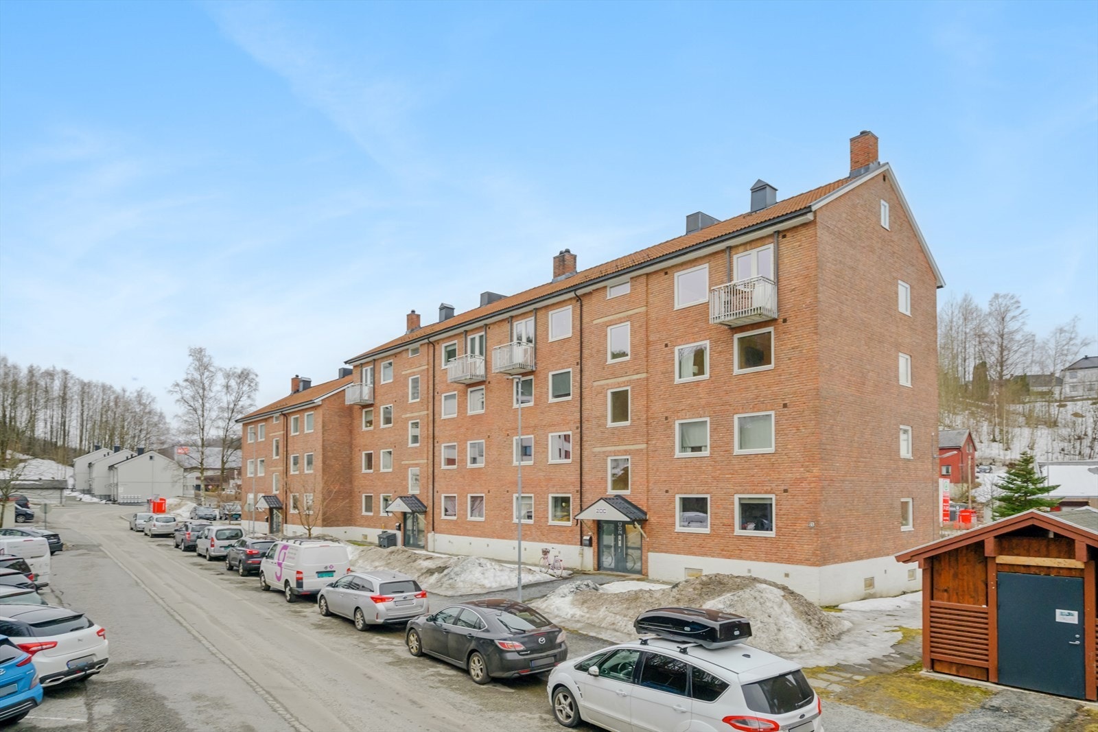 Leiligheten har en fin beliggenhet på Rundtom med kort gangavstand til bl.a. skole, barnehage, dagligvarebutikk og bussholdeplass. Galleribilde