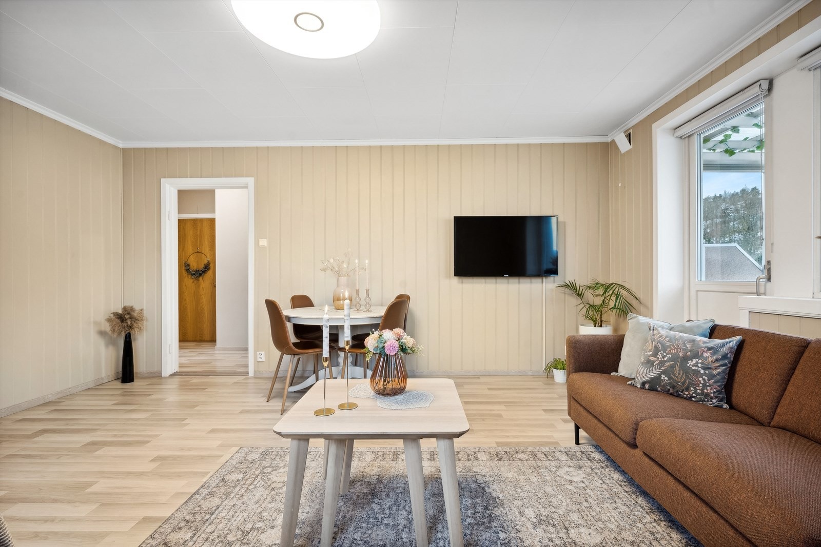 Lekker stue med god plass til både sofa- og spisegruppe. Galleribilde