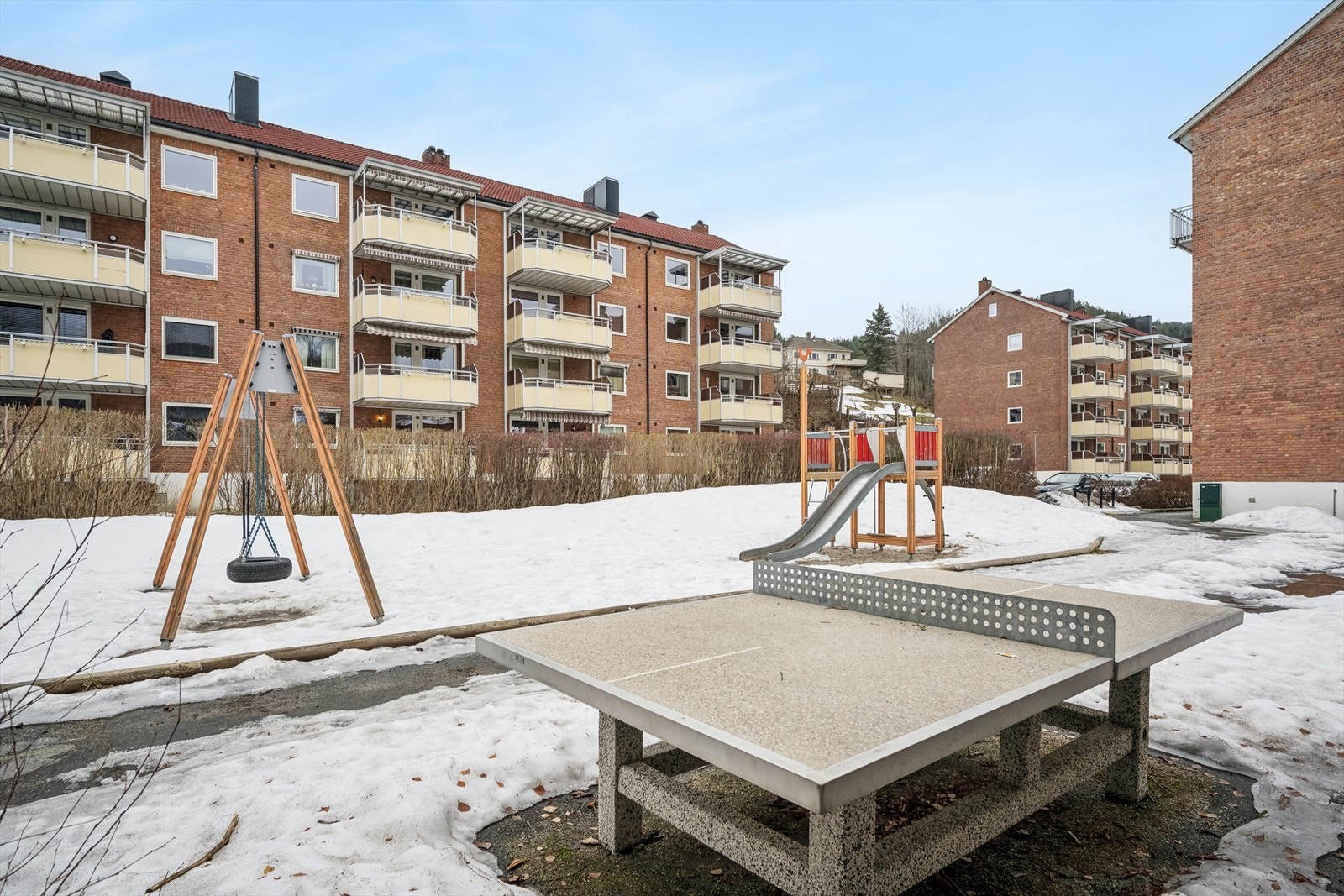Fine fellesområder med lekeplass for barna. Galleribilde