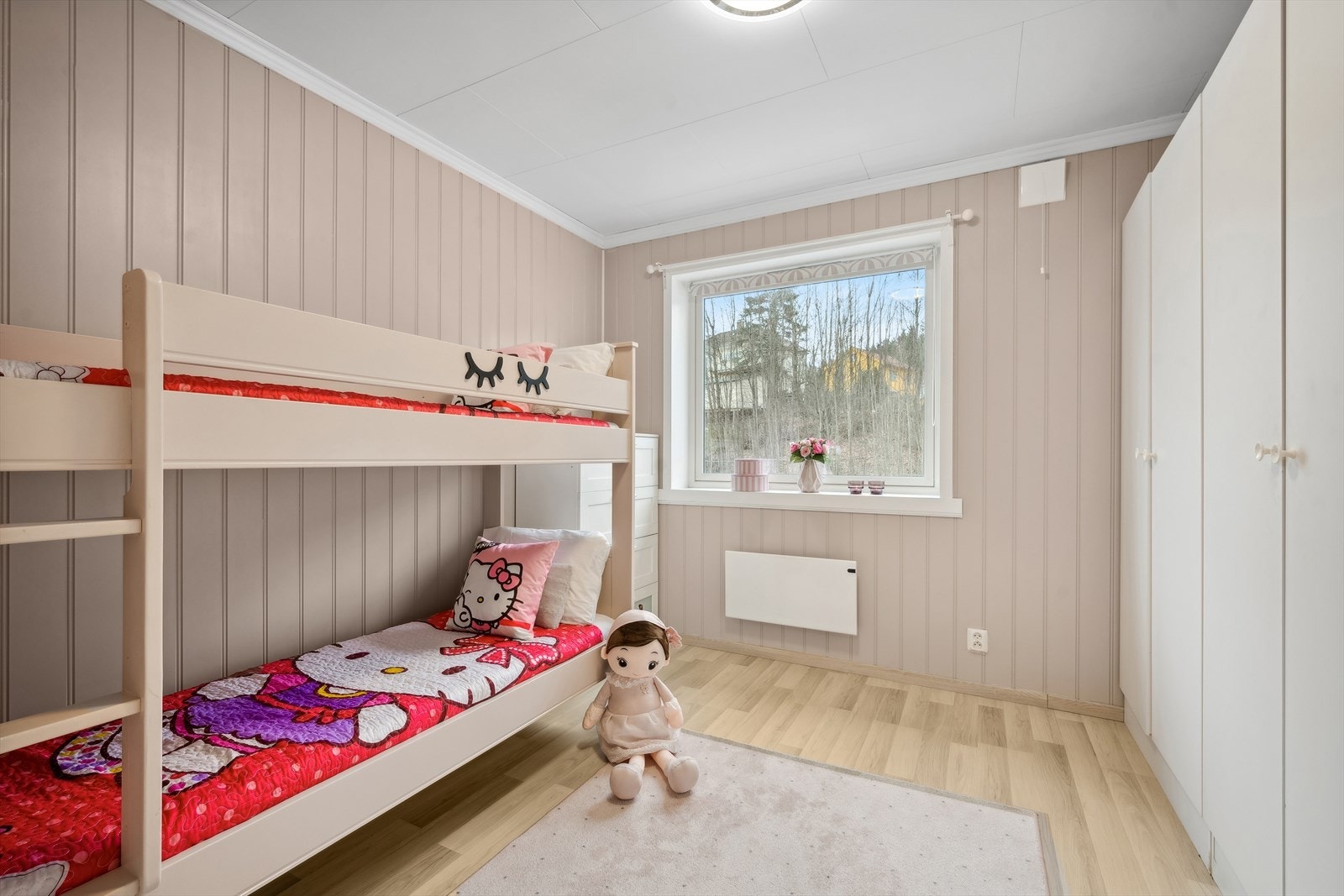 Soverom 2 passer fint som et barnerom, gjesterom eller etter eget ønske og behov. Galleribilde