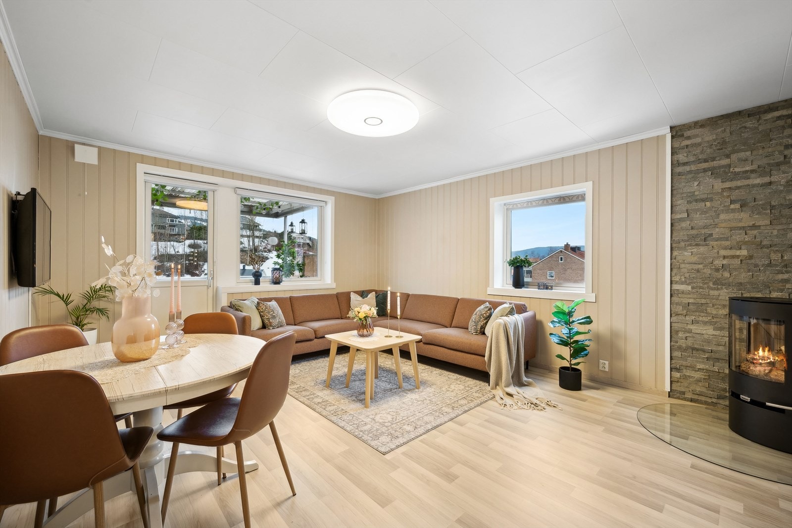 Det er montert peisovn i stuen som gir ekstra varme og hygge på kalde vinterdager. Galleribilde
