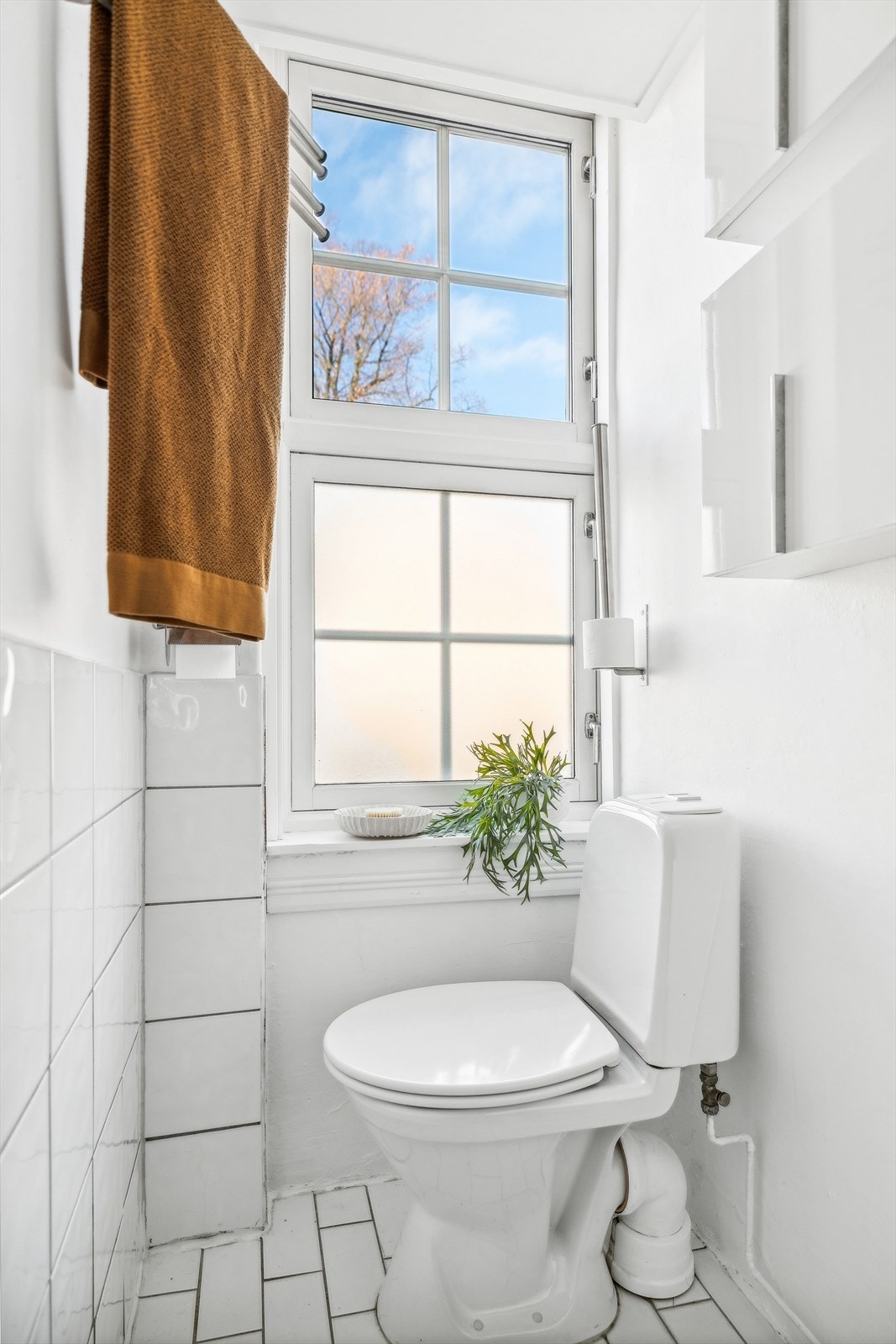 Frostetfilter på nederste vindu hindrer innsyn og slipper inn dagslys på badet. Galleribilde