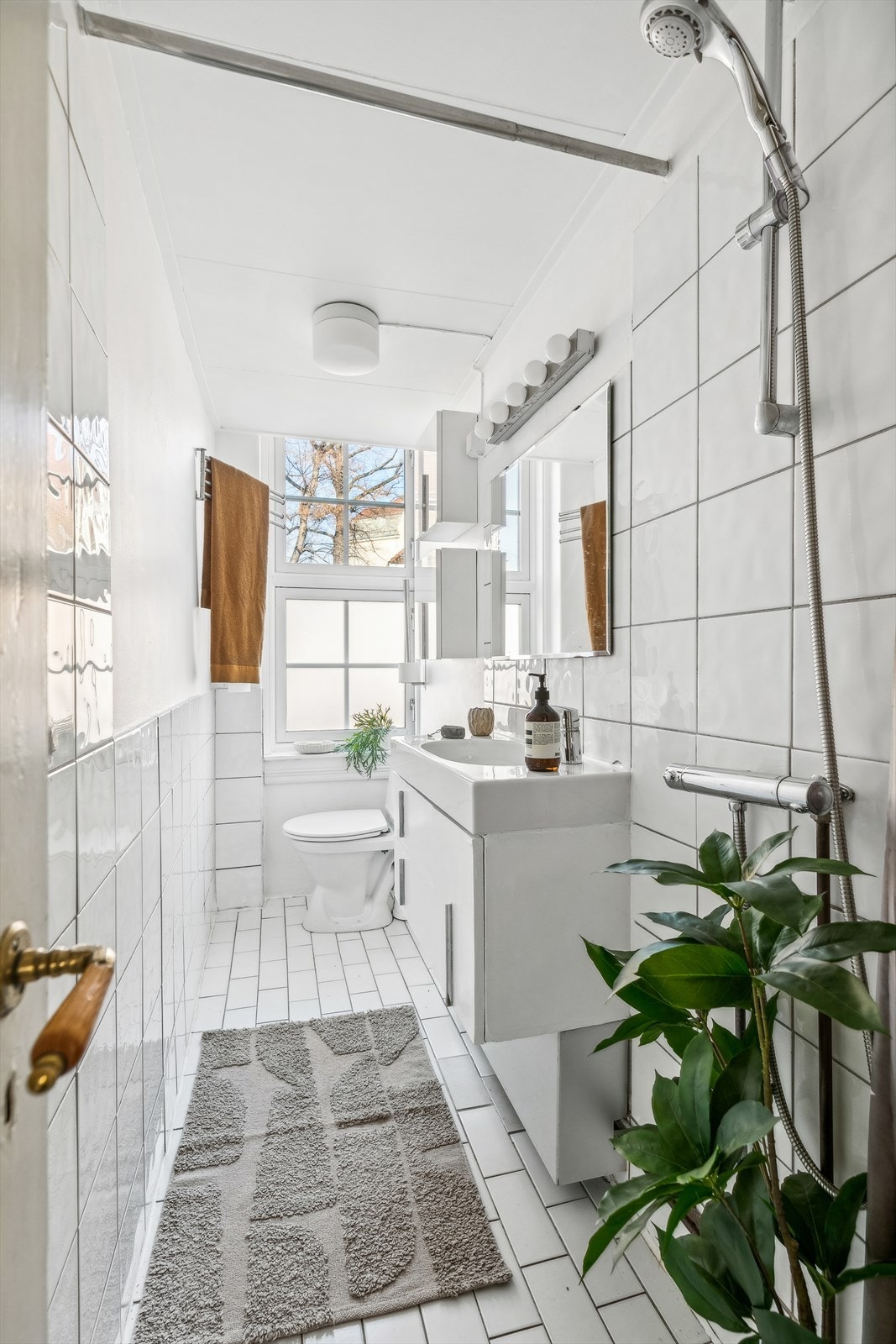 Badet er effektivt innredet for å få plass til det man har behov for på et bad Galleribilde