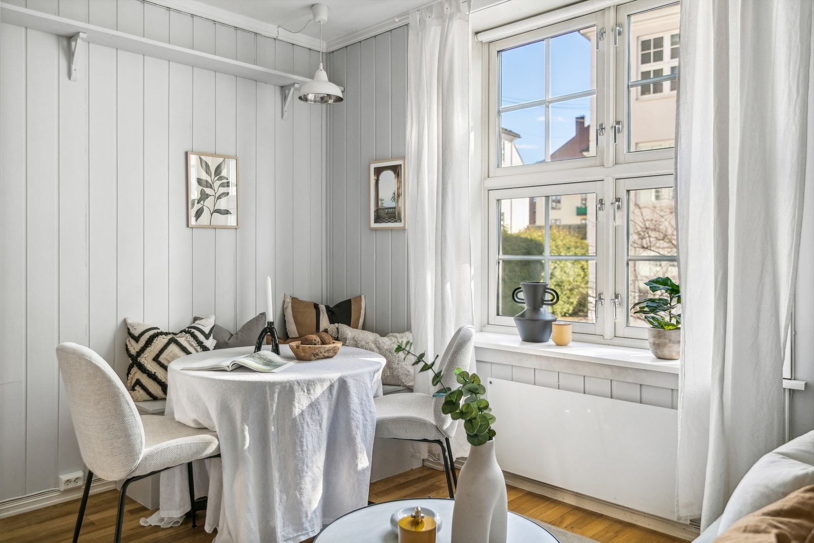 Hyggelig spiseplass ved det store, klassiske vinduet som slipper inn rikelig med naturlig lys. Galleribilde