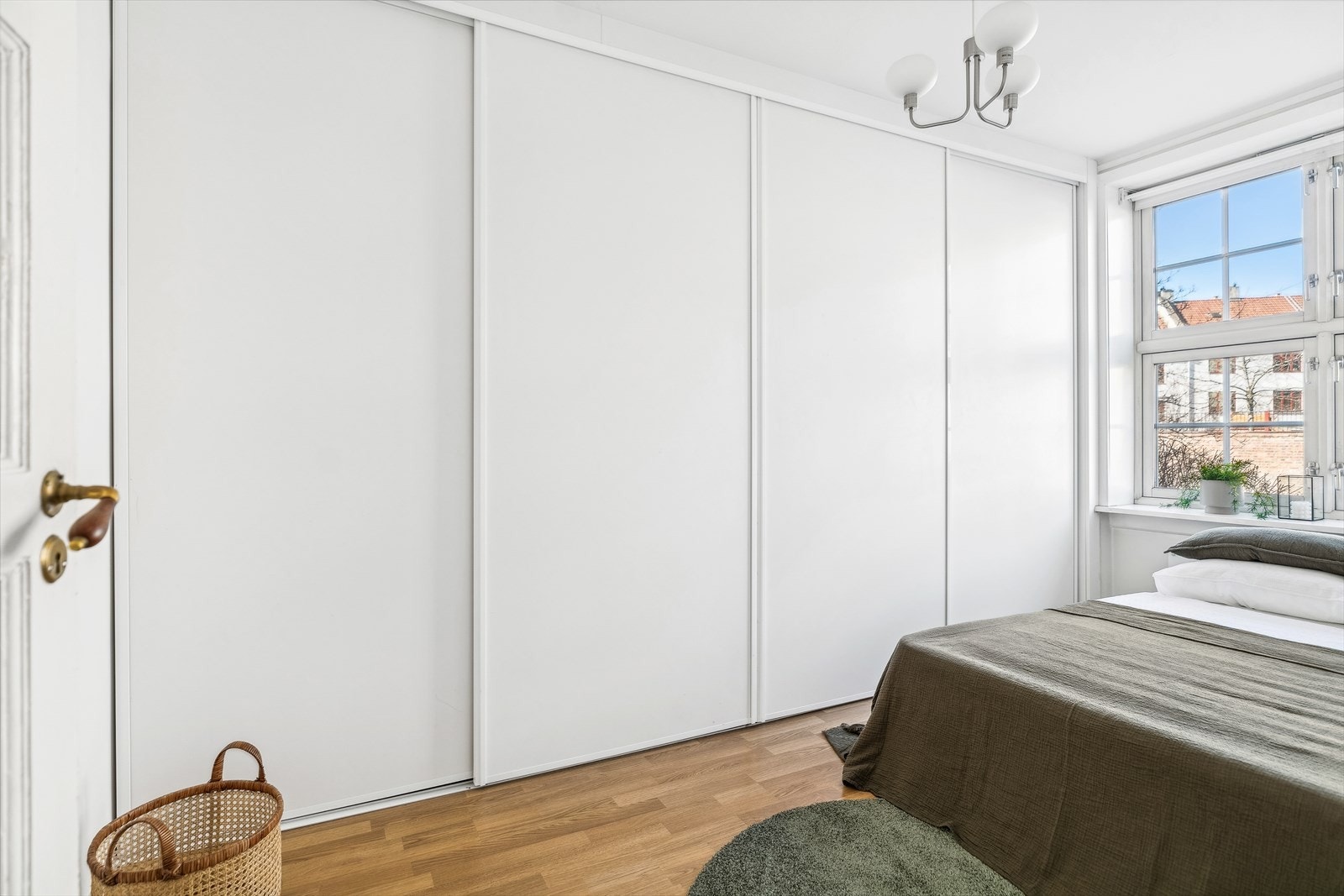 Stor og romslig skyvedørsgarderobe som rommer mye god lagringsplass Galleribilde