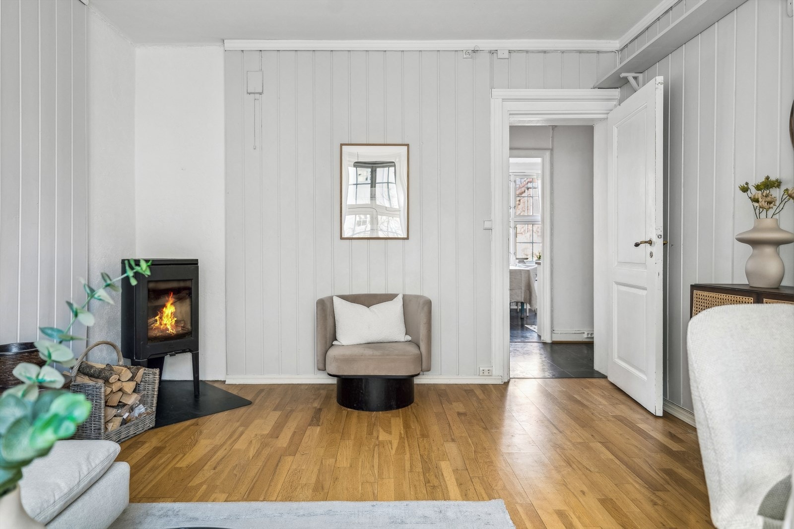 Romslige stue med flere innredningsmuligheter Galleribilde