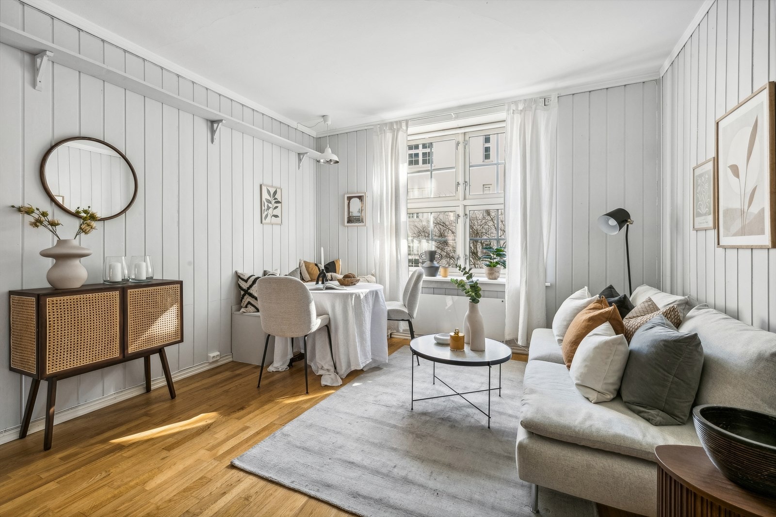 Det er malt panel på vegger for å ta vare på den klassiske stilen som bygningen har Galleribilde