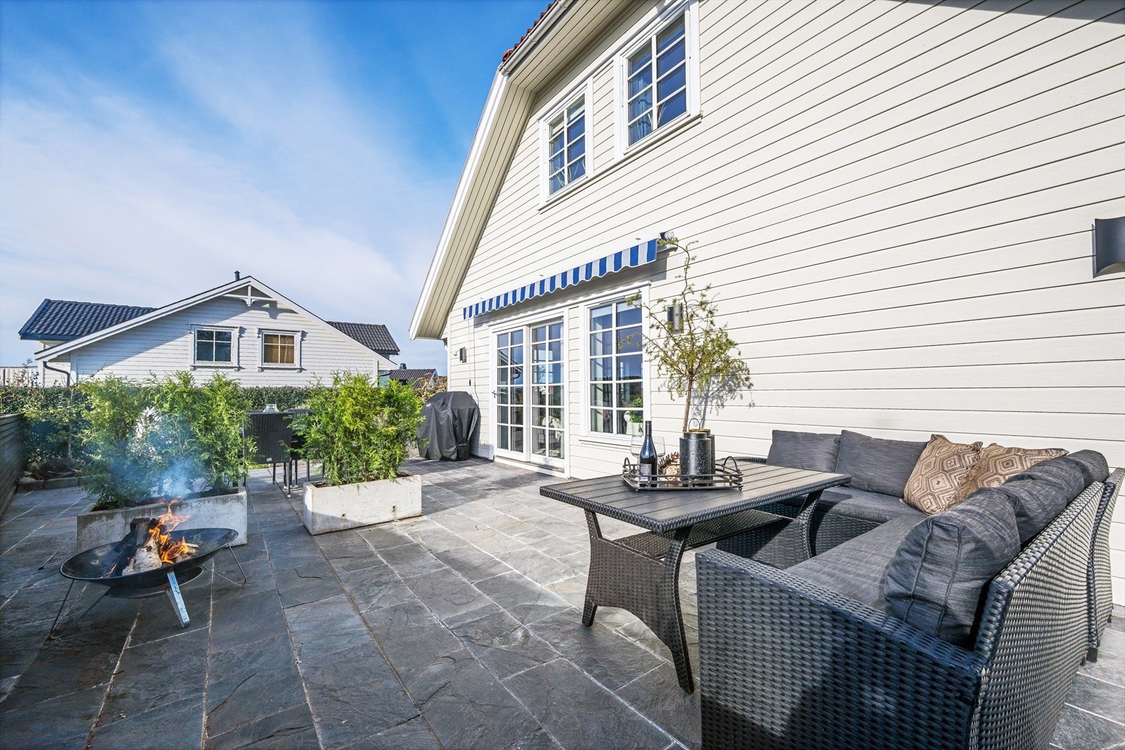 Terrassen er steinsatt og er stor Galleribilde