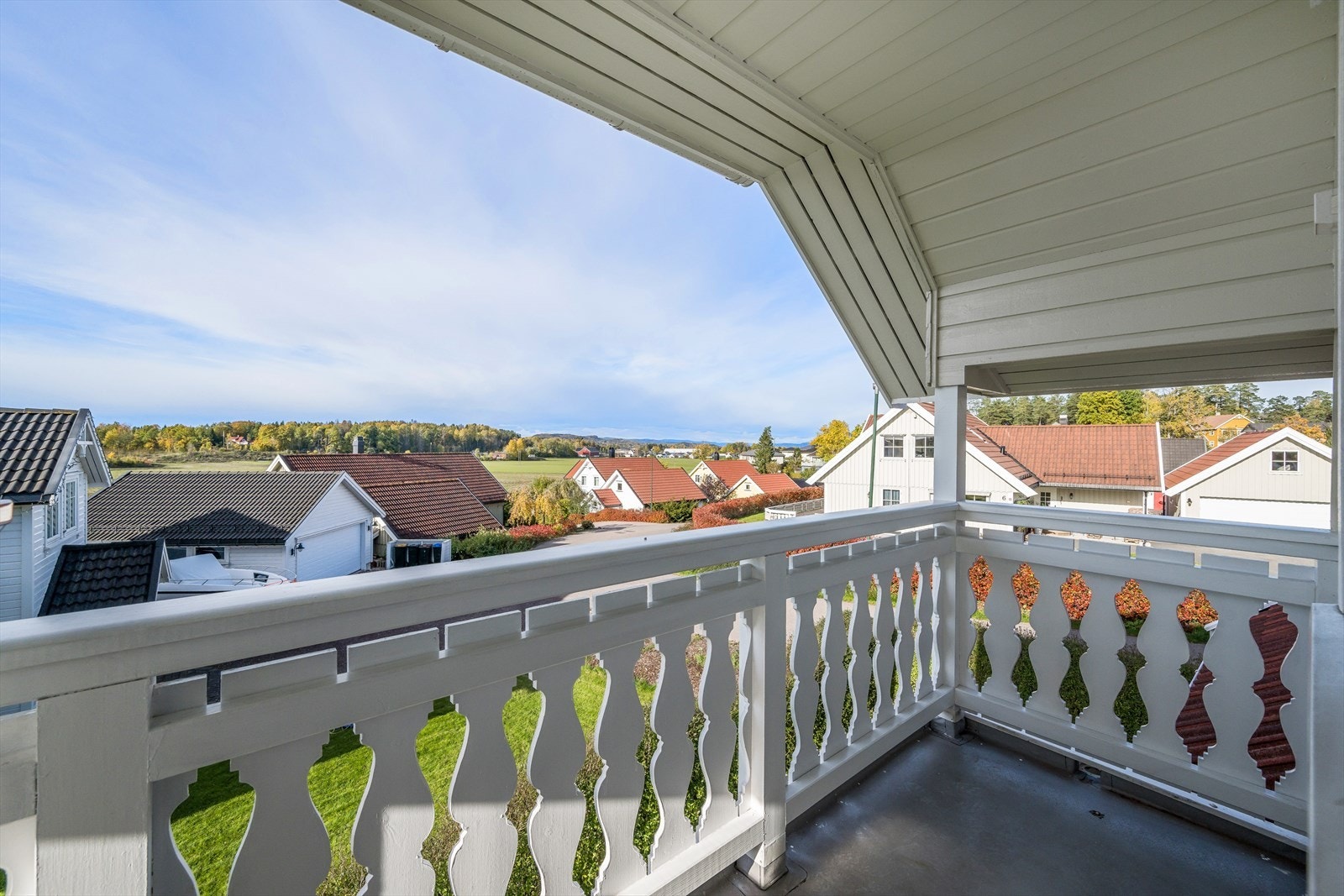 Verandaen har utsikt i nærområdet Galleribilde