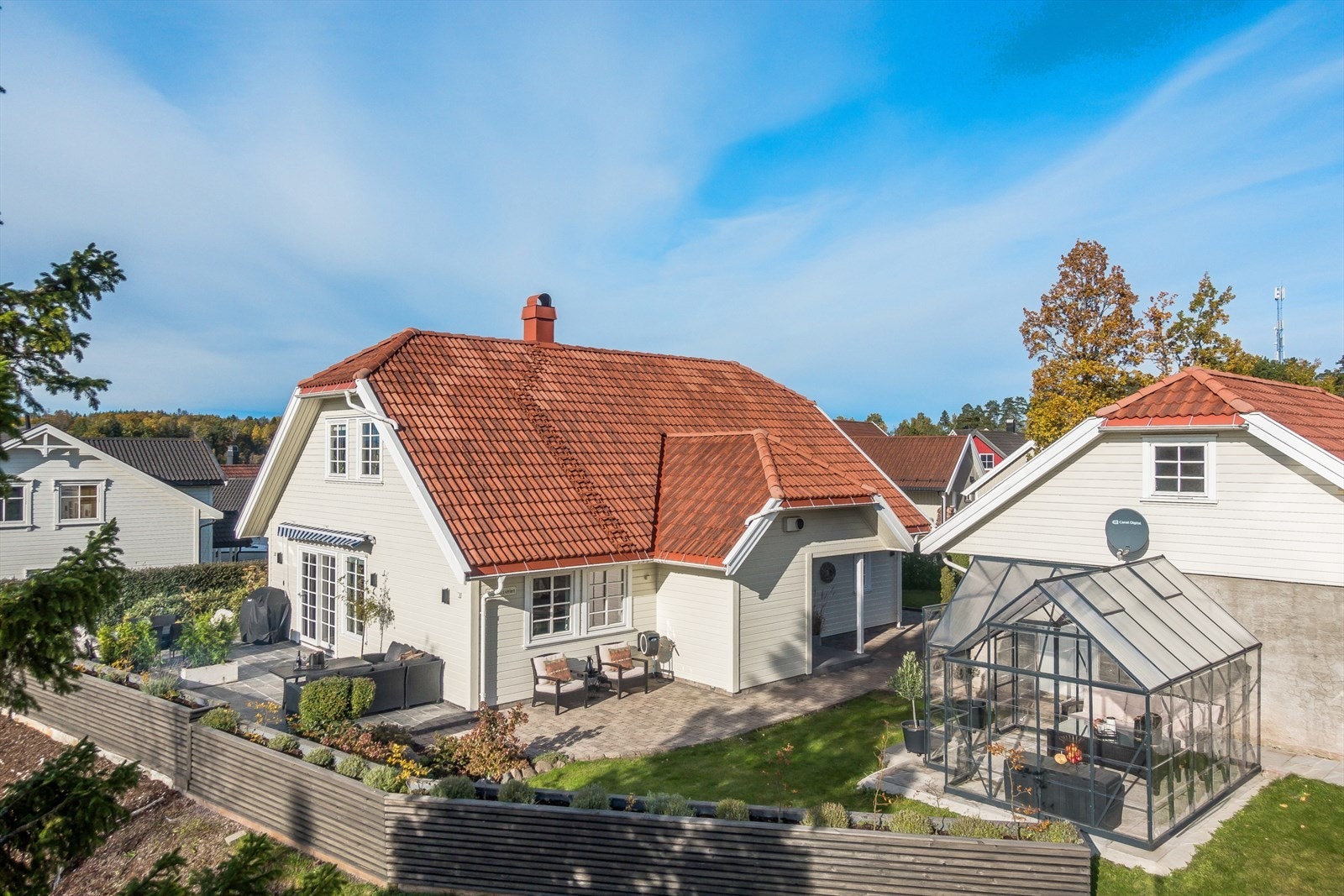 Flott opparbeidede utearealer med terrasser og drivhus Galleribilde