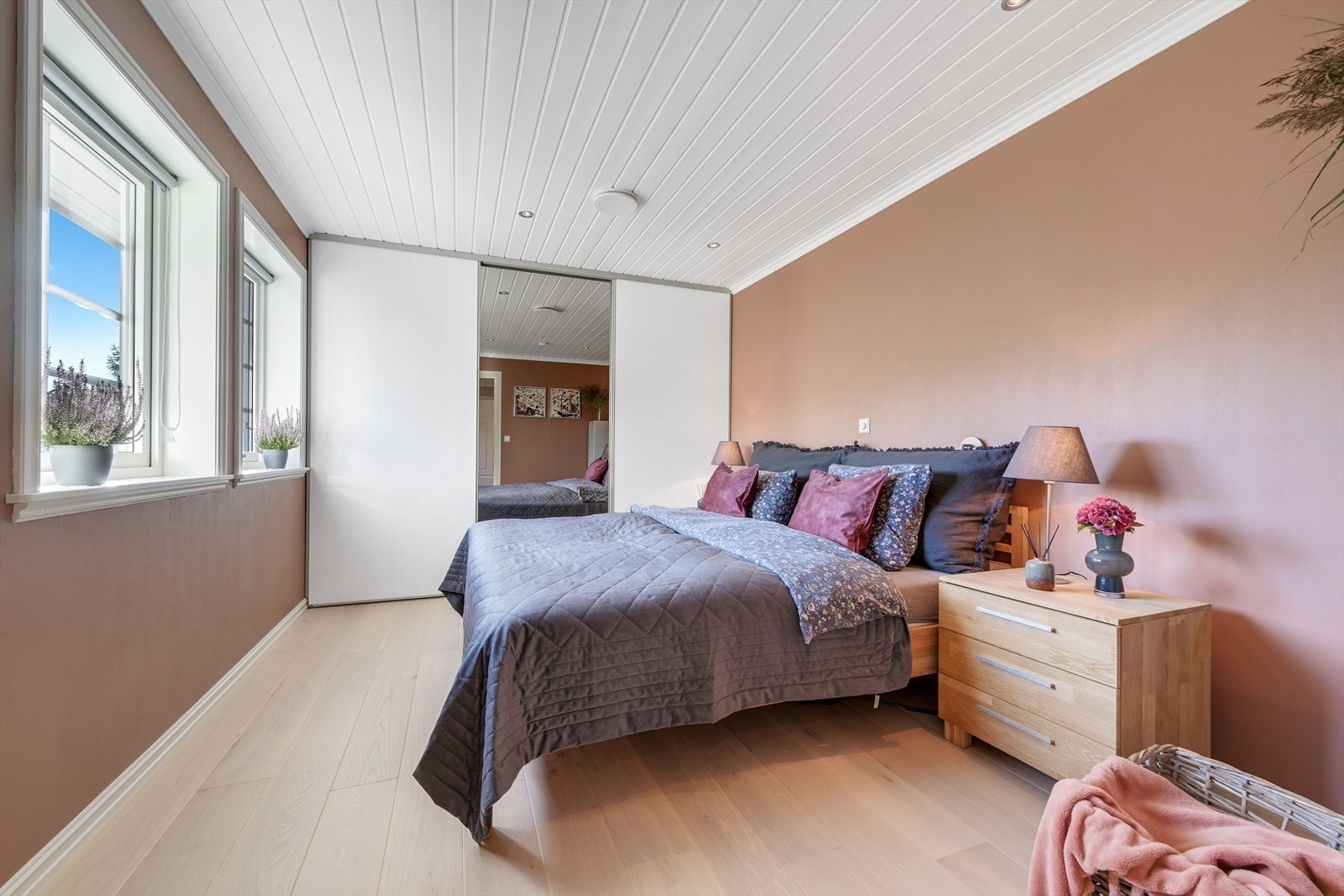 Soverommet i 1. etg. med skyvedørsgarderobe Galleribilde