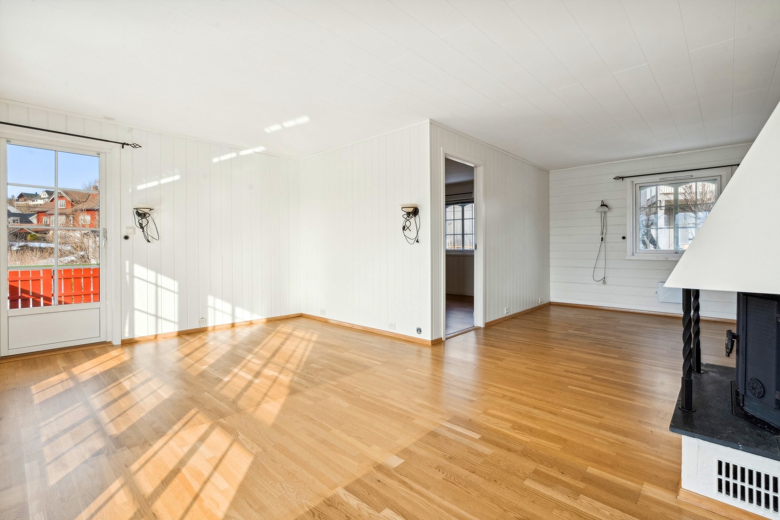 Utgang til solfylt terrasse fra stue. Galleribilde