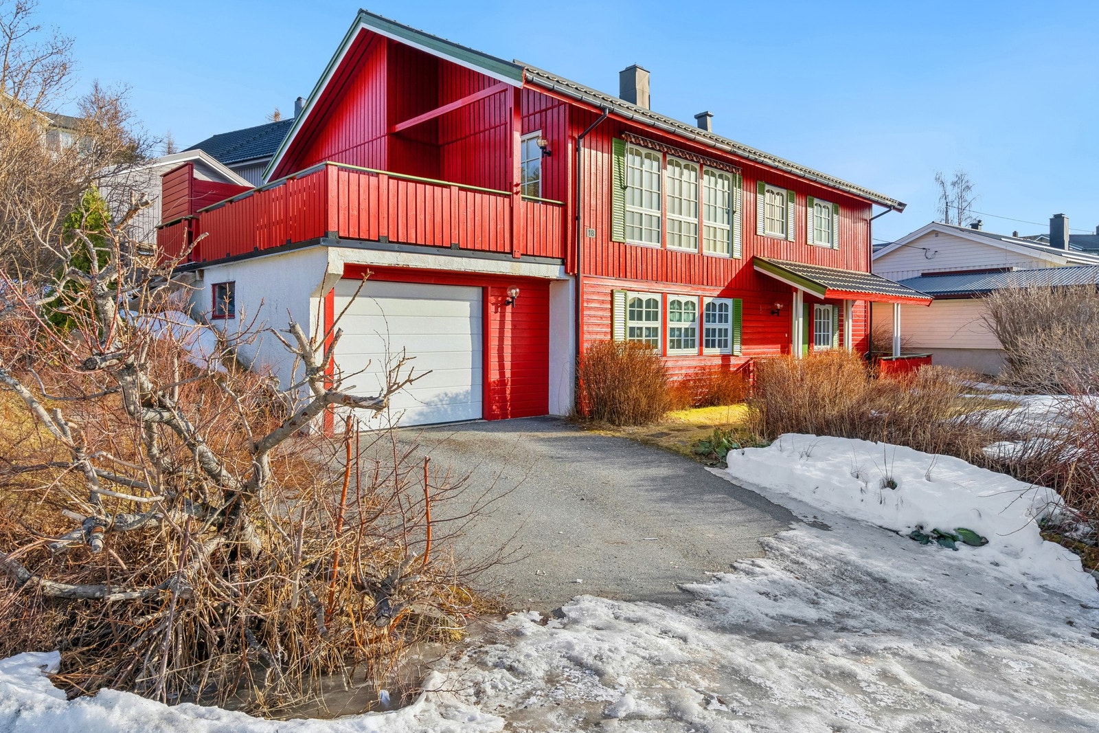 Eneboligen med sokkel og integrert garasje ble oppført i 1984, og har siden den gang kun hatt 1 eier. Galleribilde