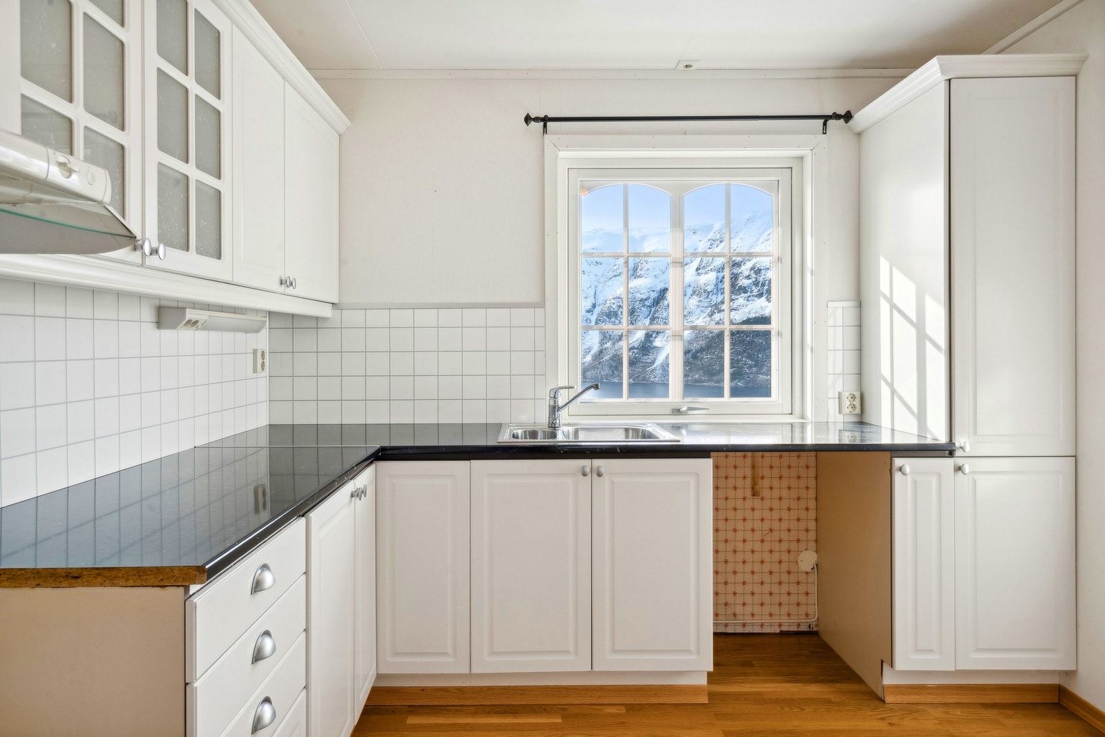 Ser du bort i fra noe skader på skrog og at du får inn oppvaskmaskin og komfyr, har du et helt fungerende kjøkken i mange år til. Galleribilde