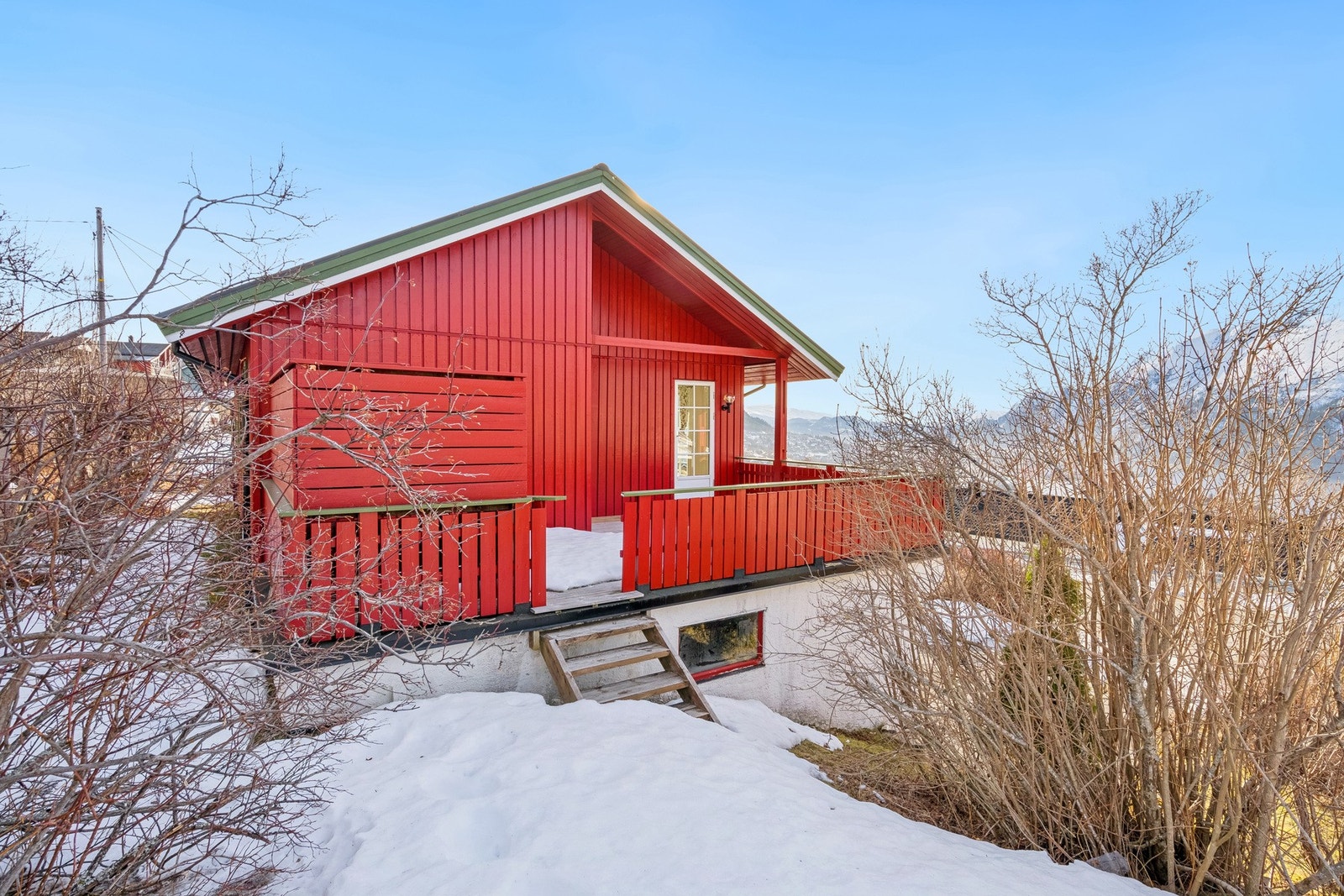 Uteområdet består av flere balkonger, hage, hage m/ diverse beplantning og asfaltert innkjørsel. Galleribilde