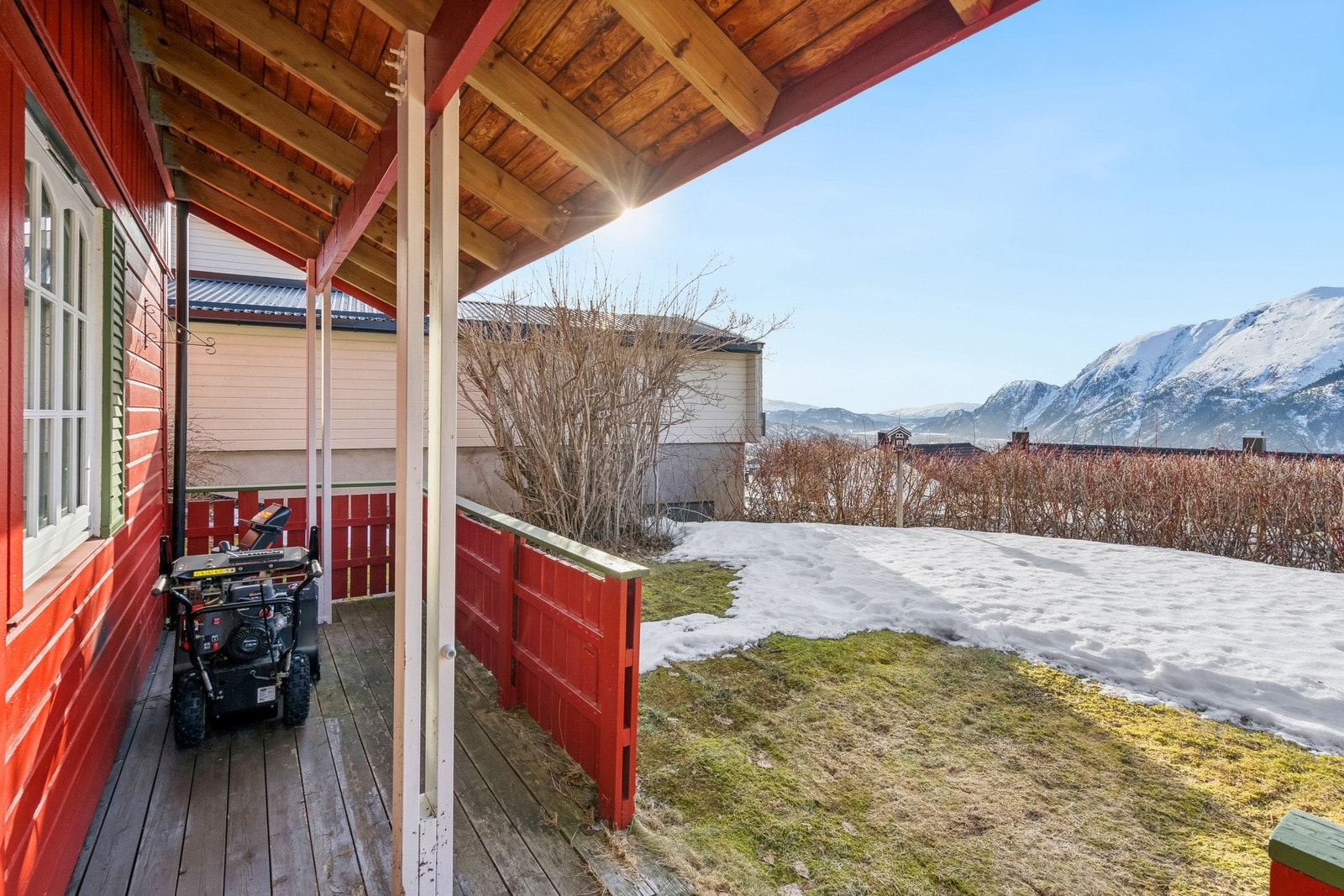 Takoverbygget inngangsparti. Galleribilde