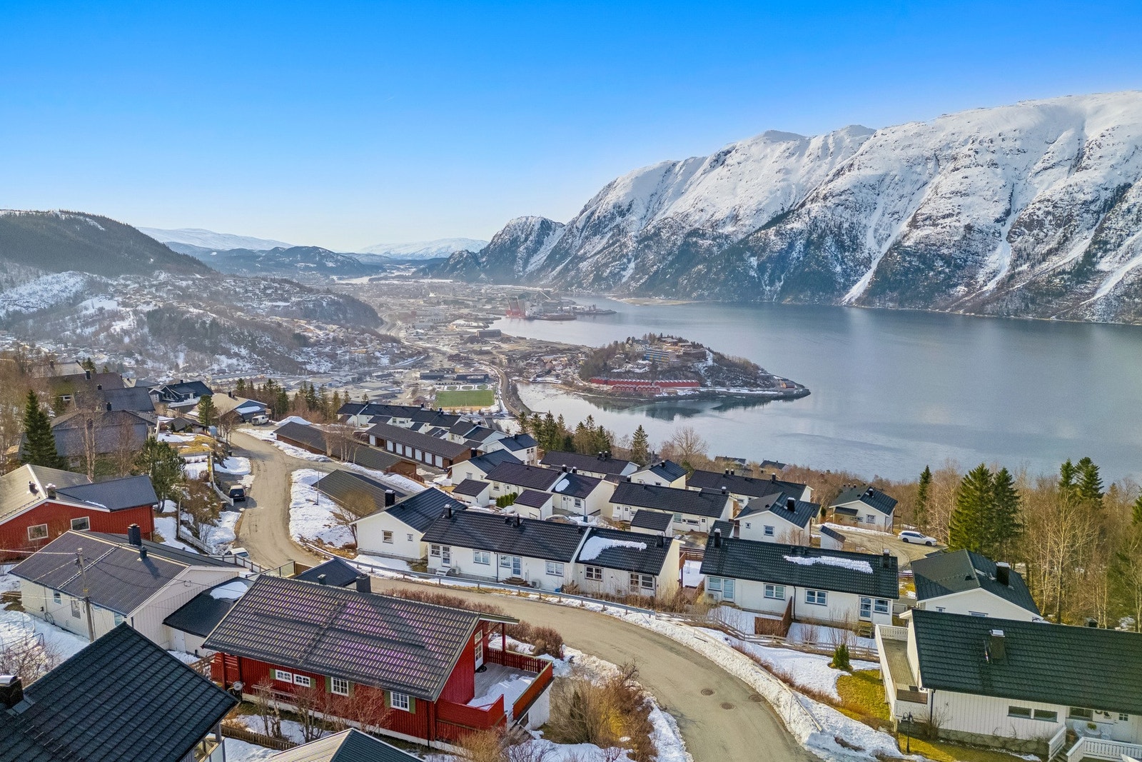 Boligens plassering i høyden sørger for fabelaktig utsikt og svært gode solforhold. Galleribilde