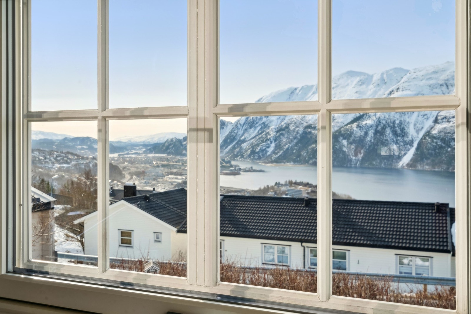 Nydelig utsikt mot byen, fjorden og fjellet! Galleribilde