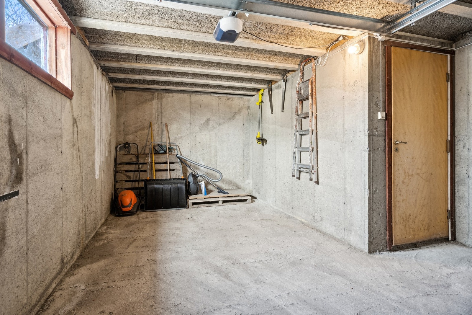 Garasje med innlagt strøm til lys og stikk. Galleribilde