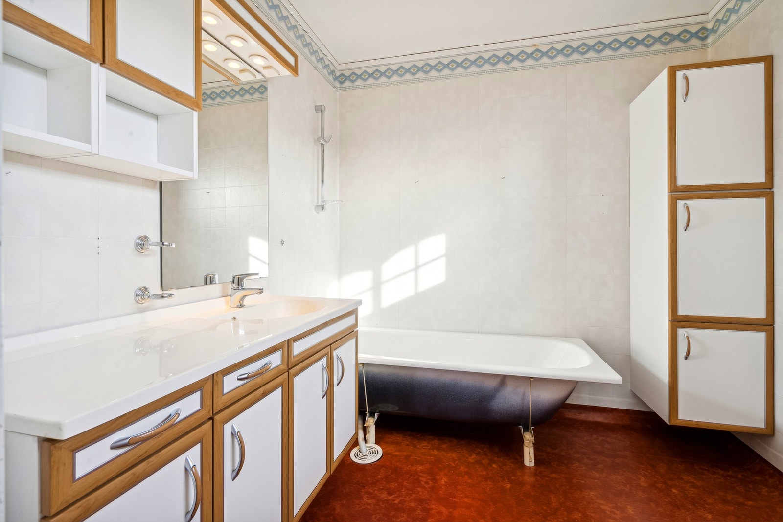 Badet er fra byggeår og holder en lav standard. Det er behov for totalrenovering av rommet . Galleribilde